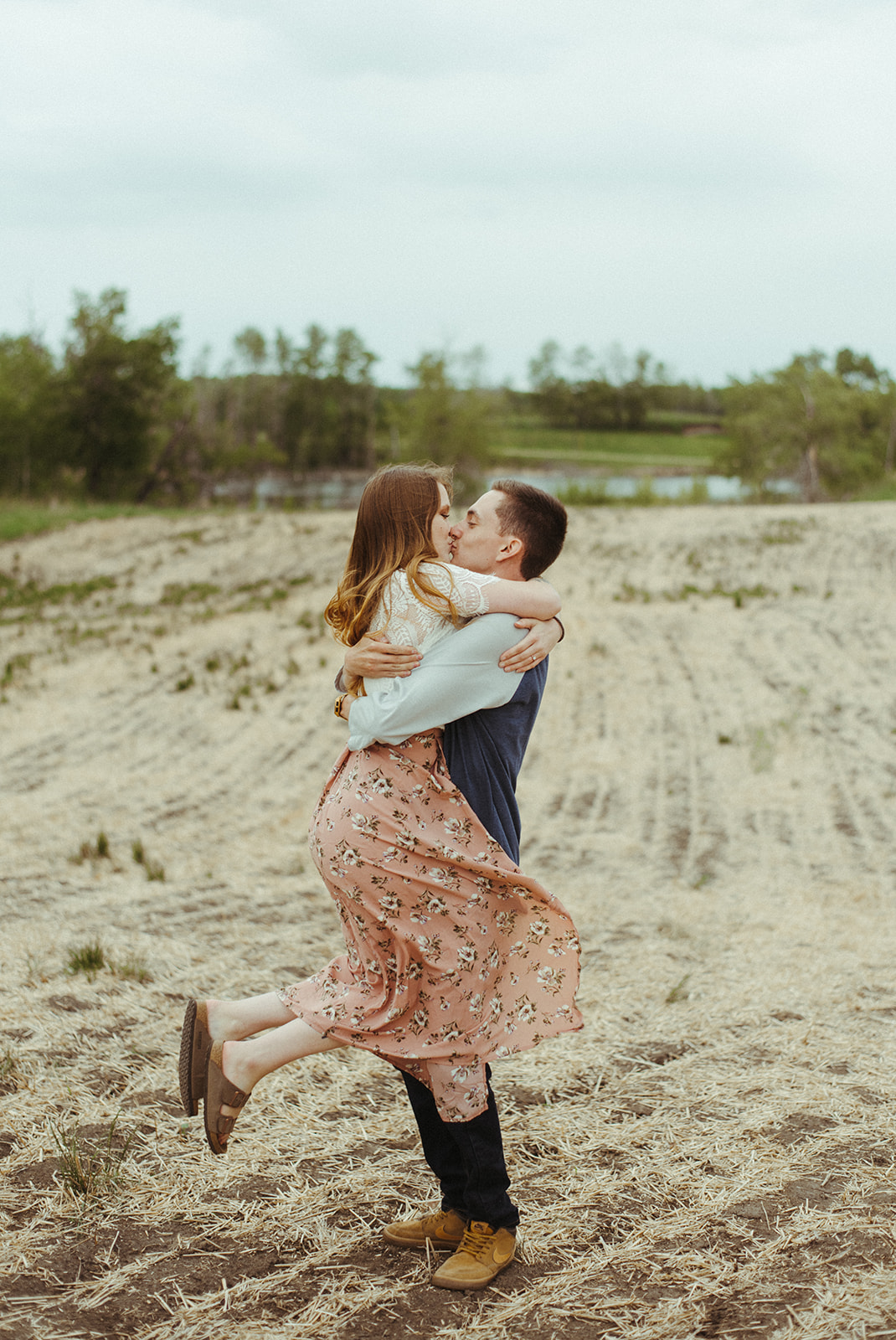 6 Tips All About Choosing Outfits For Your Engagement Session - Jessica Kaitlyn featured on Bronte Bride