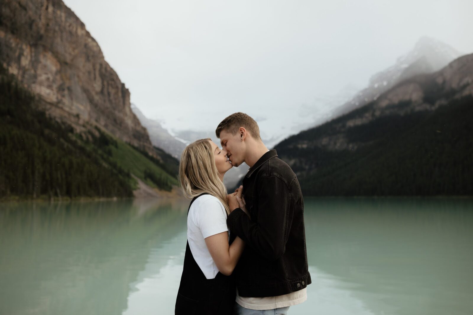 6 Tips All About Choosing Outfits For Your Engagement Session - Malorie Reiter featured on Bronte Bride