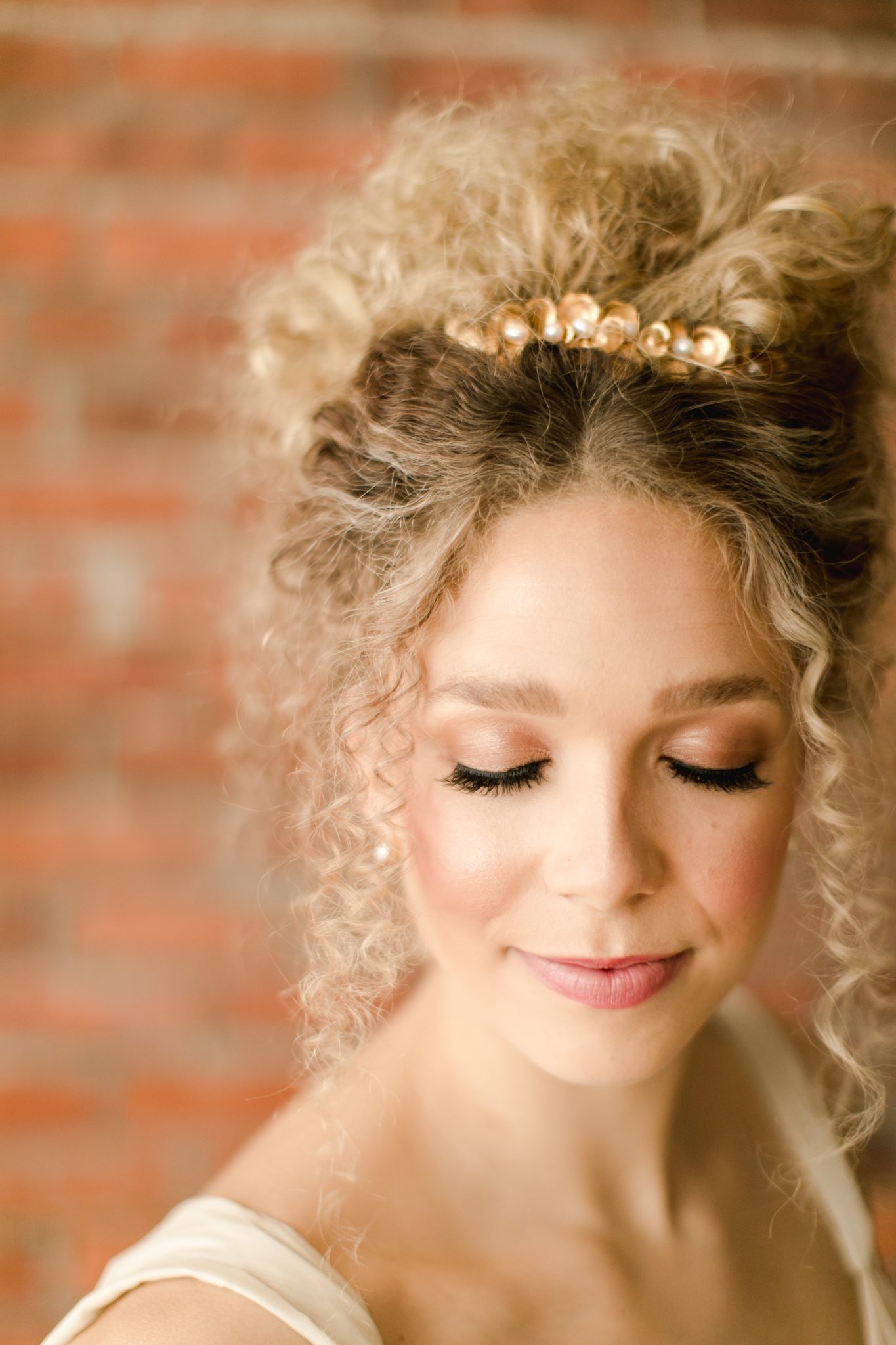 A beautiful headband made of stunning brass flowers with ivory freshwater pearls. This design can be worn in the front or the back and adds an organic yet bold statement to your bridal look.