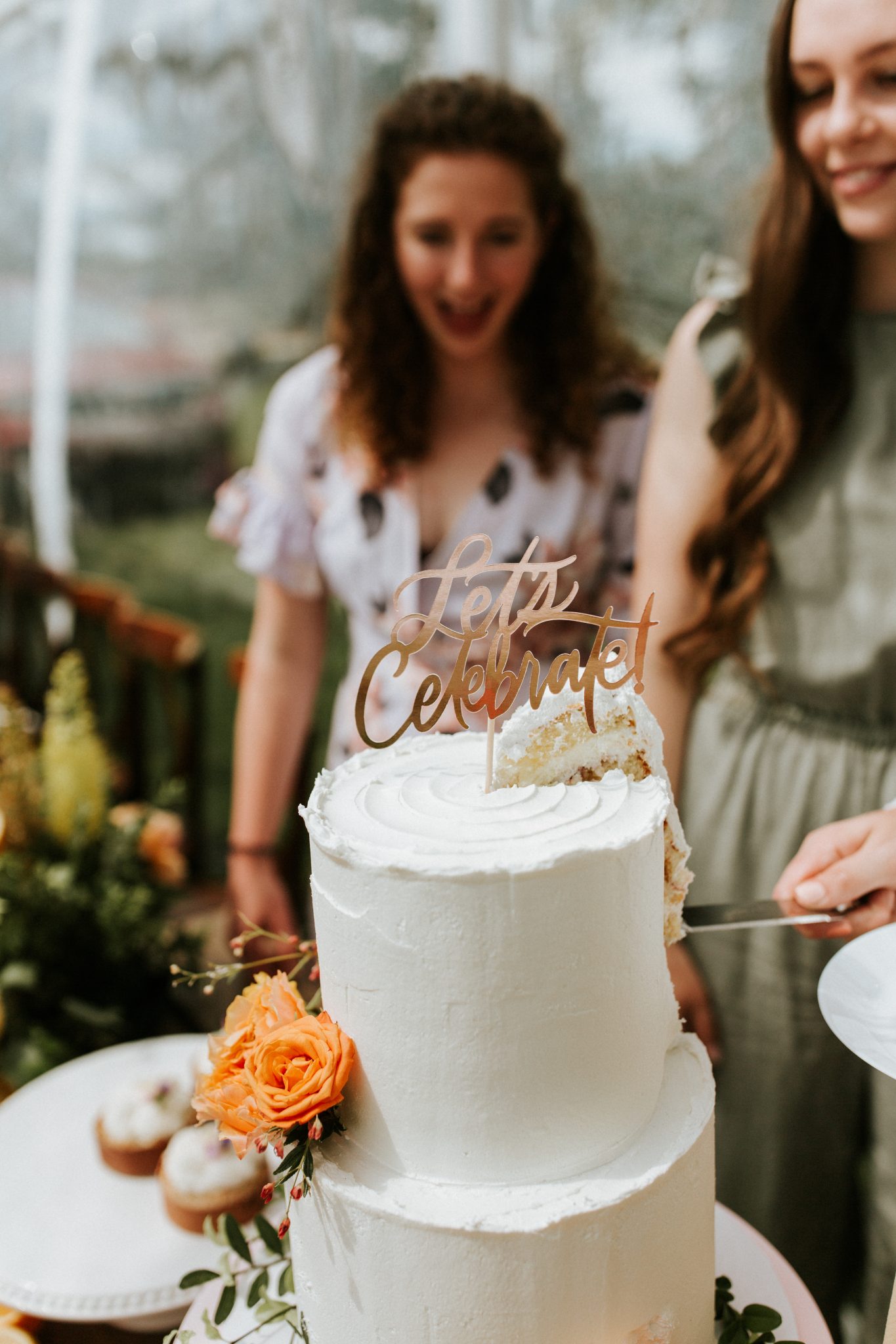 wedding party inspiration, party ideas, cake cutting