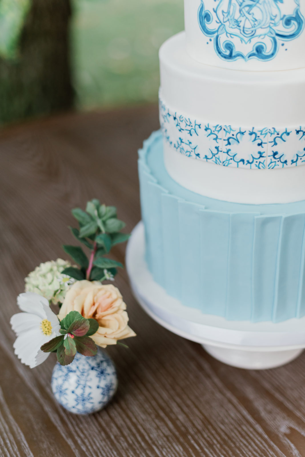 Portugal inspired wedding, white and blue wedding cake