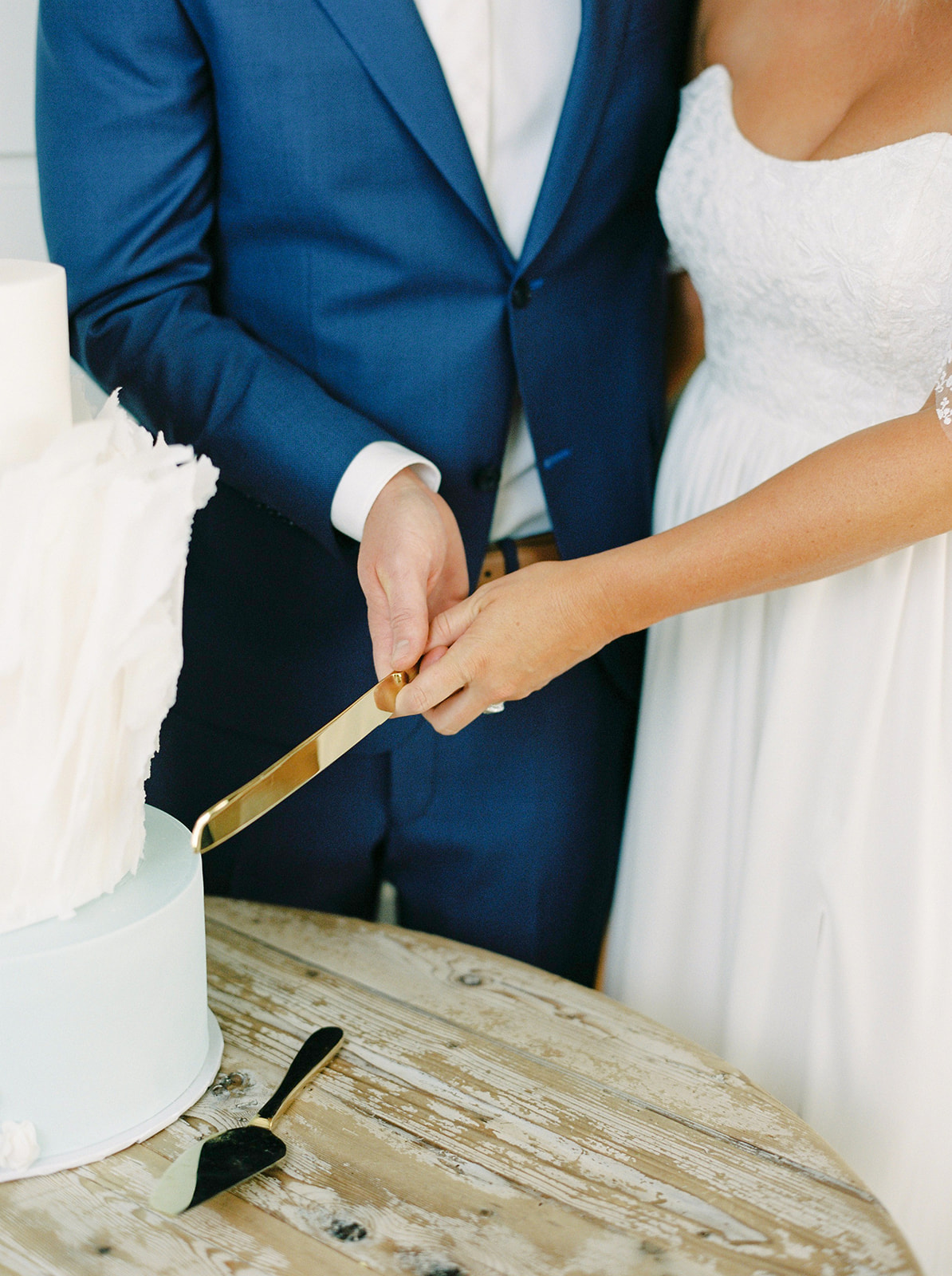 Bride and groom cake cutting, white and blue cake