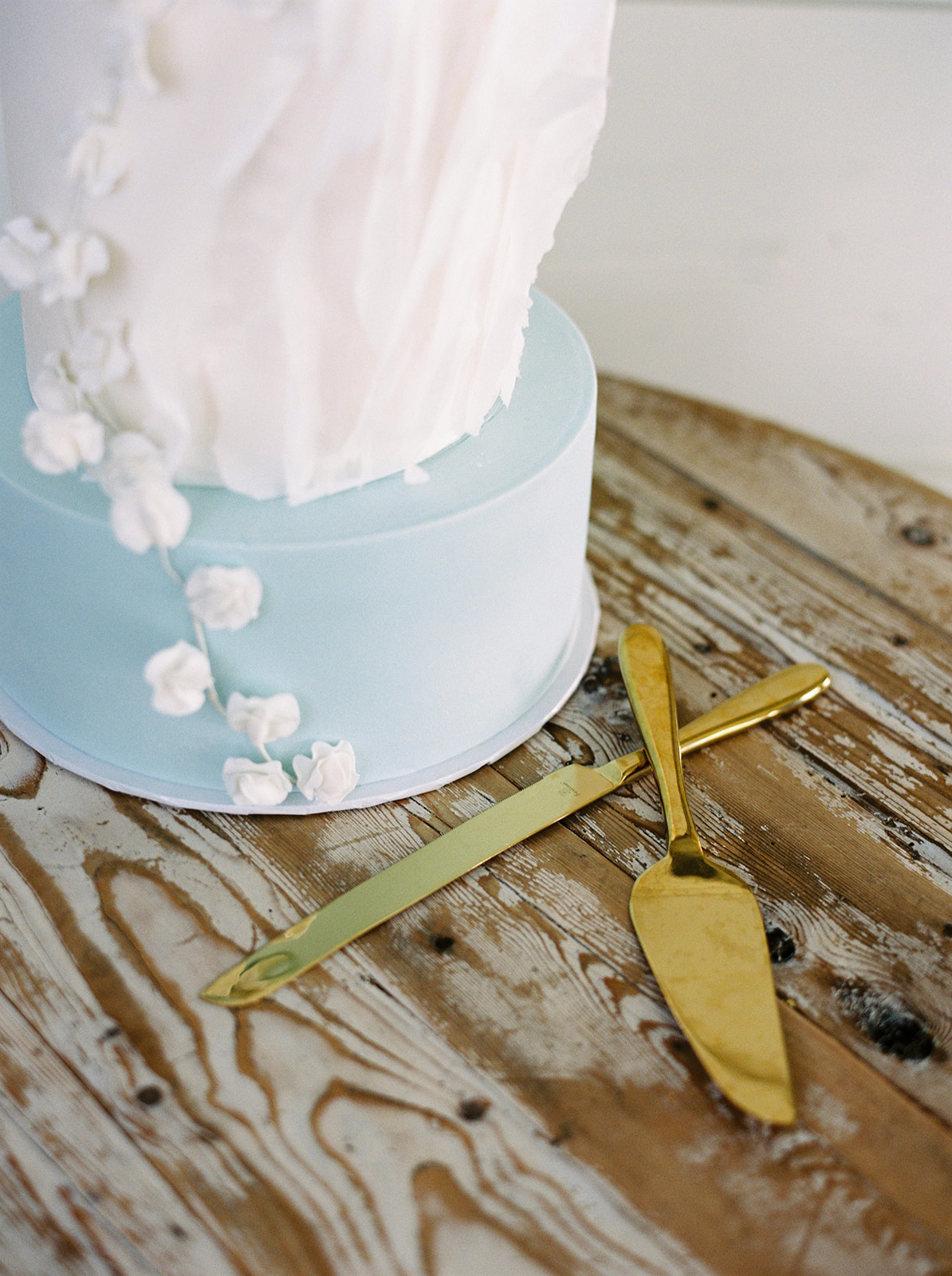 Wedding cake for Parisian inspired wedding, white and blue cake