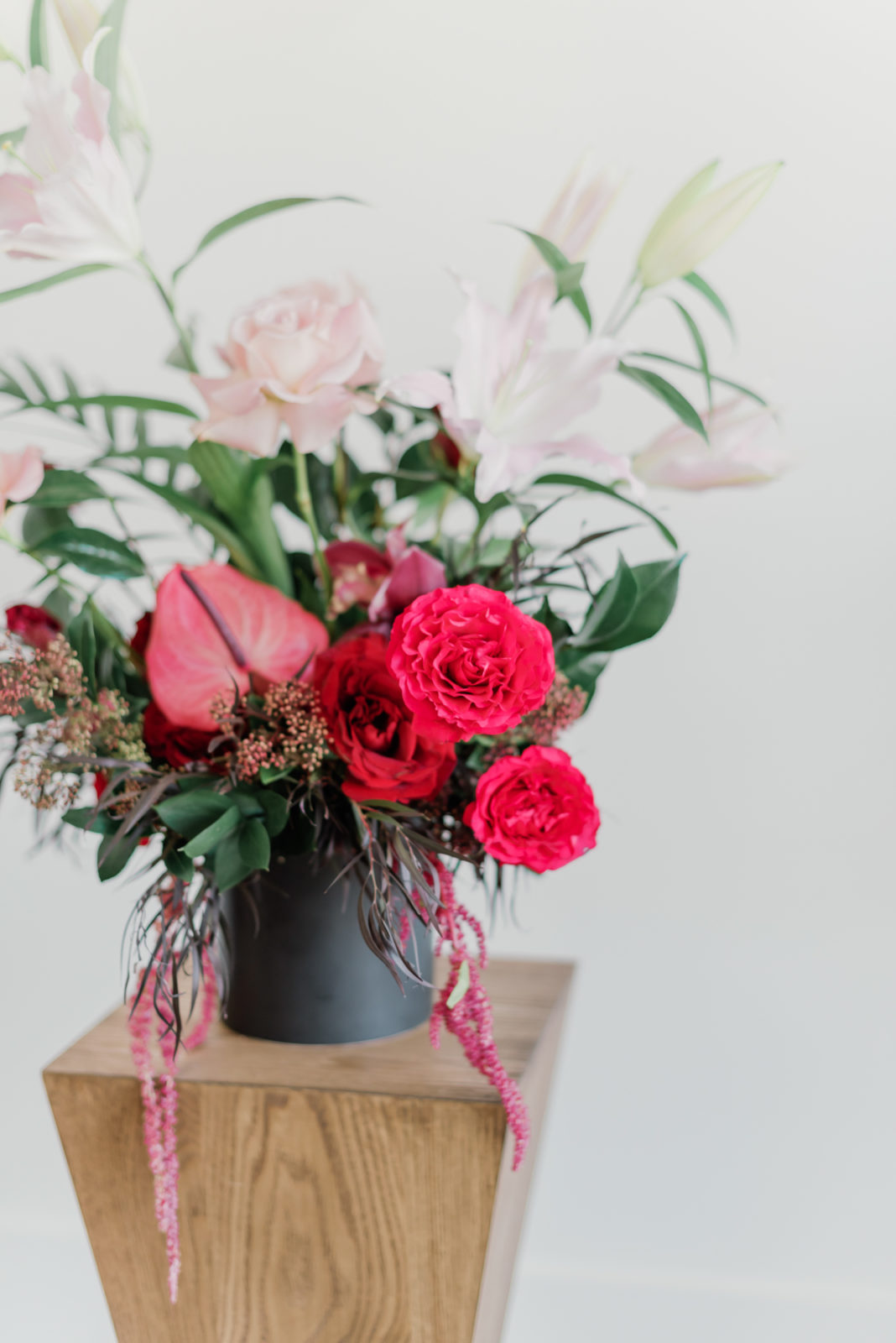 Red, pink and white flower arrangement for a modern microwedding