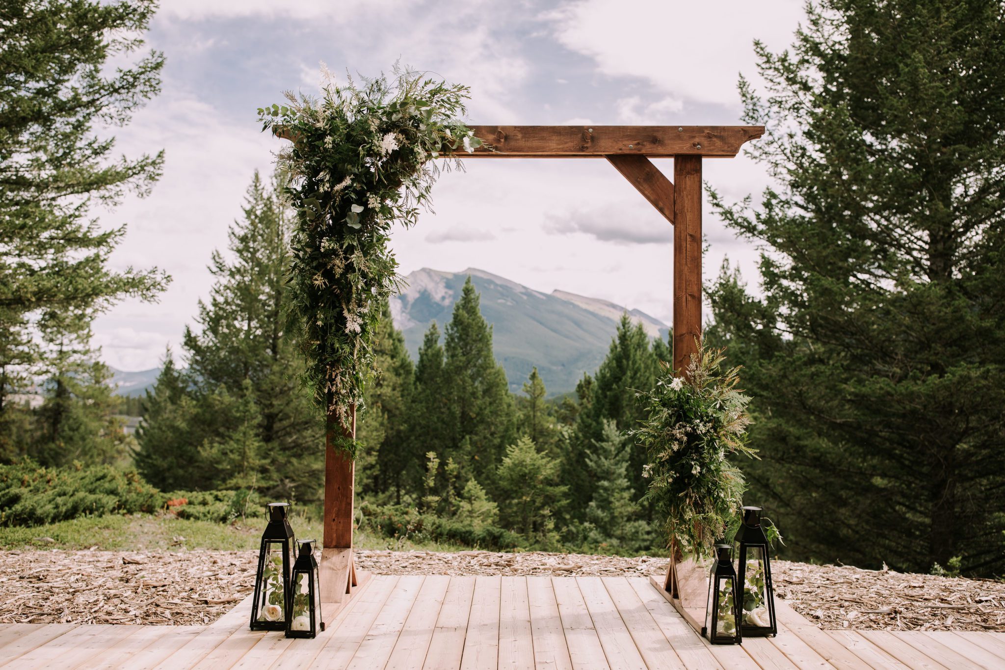 Rustic and nature inspired wedding decor inspiration for a wedding ceremony at Stewart Creek Golf Course