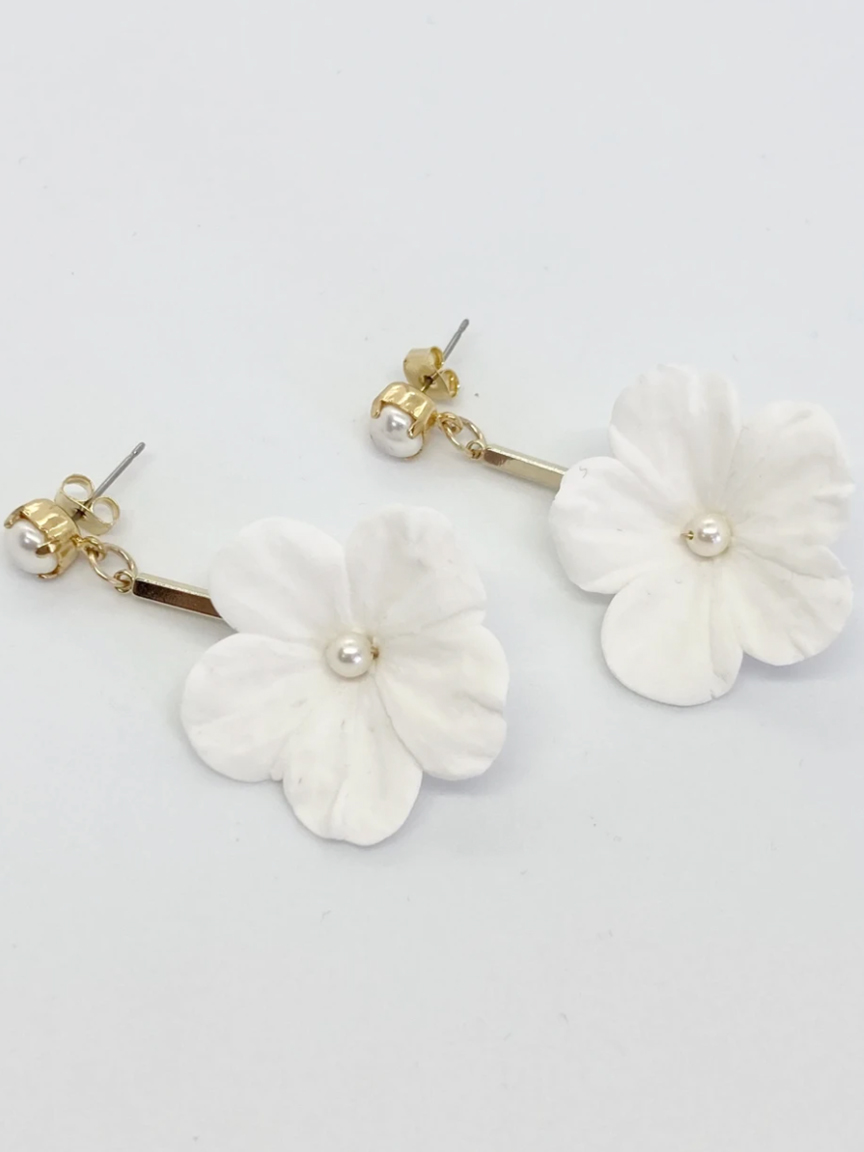 Drop earrings with a white flower statement