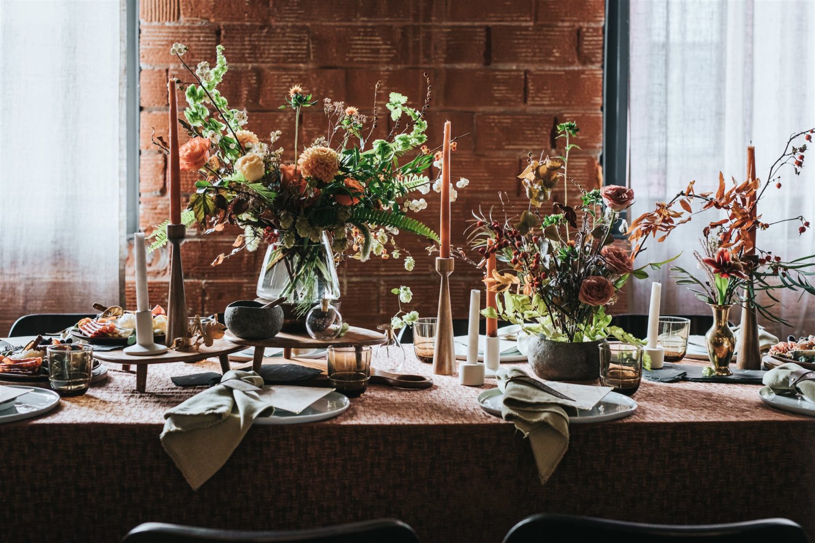 Wild and organic nature-inspired wedding table decor for a fall wedding with olive, sage and brown tones