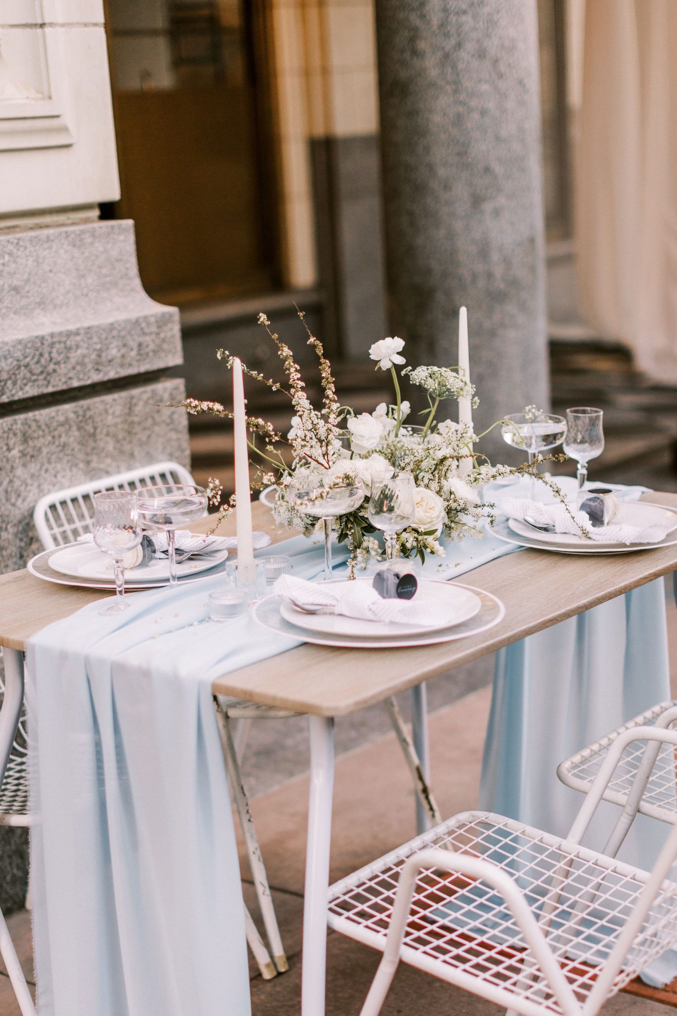 Elopement table decor inspiration for the modern couple with monochromatic and blue accents
