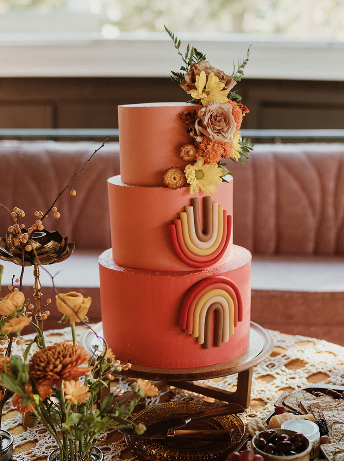 Coral wedding cake with retro inspiration for the modern boho couple. show-stopping wedding cakes