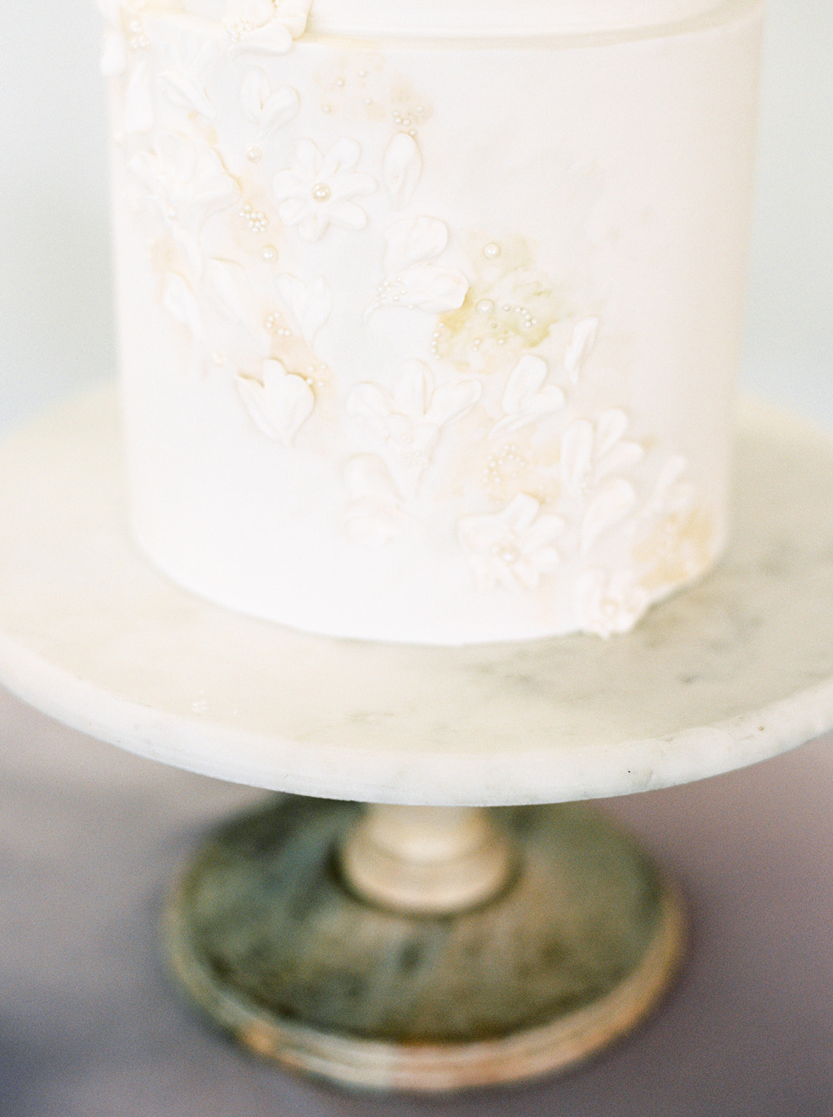 White delicate icing flowers on a monochromatic wedding cake