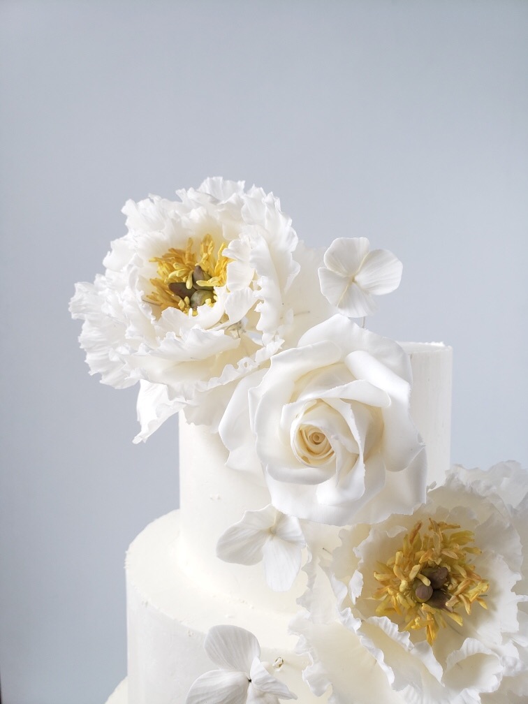 White and yellow garden rose inspired wedding cake details