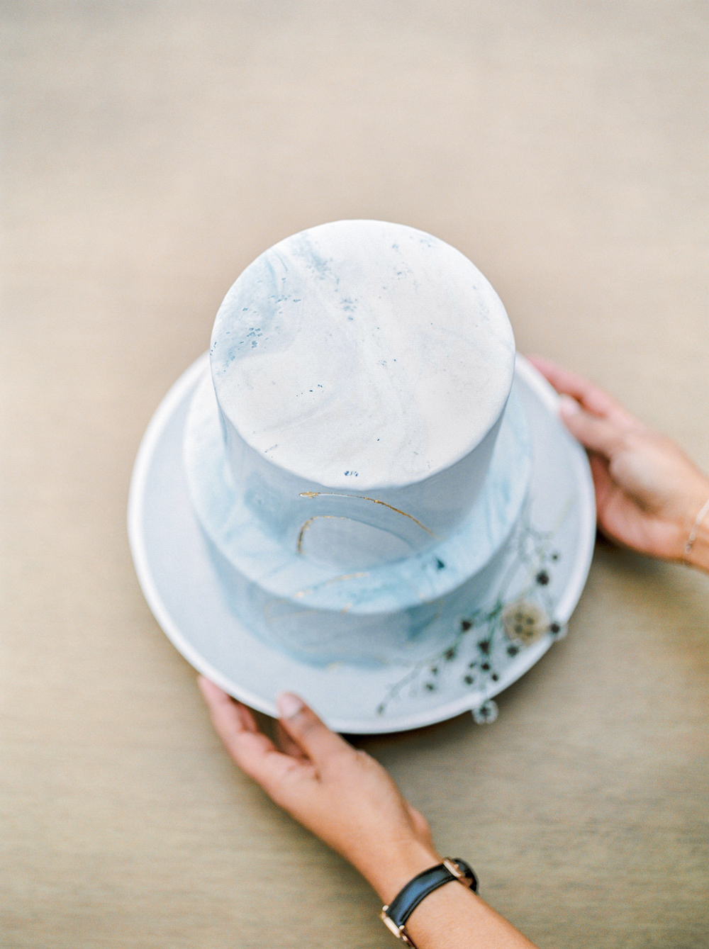 Dreamy marbled blue wedding cake for wedding cake inspiration