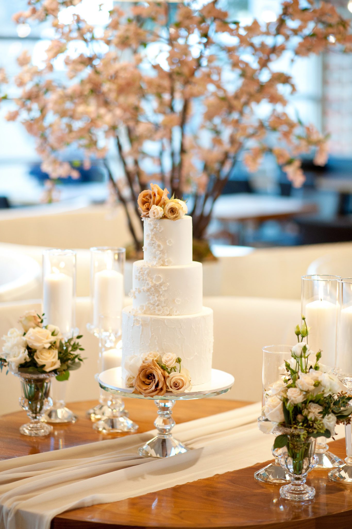 Show-stopping wedding cake for the classic and elegant couple