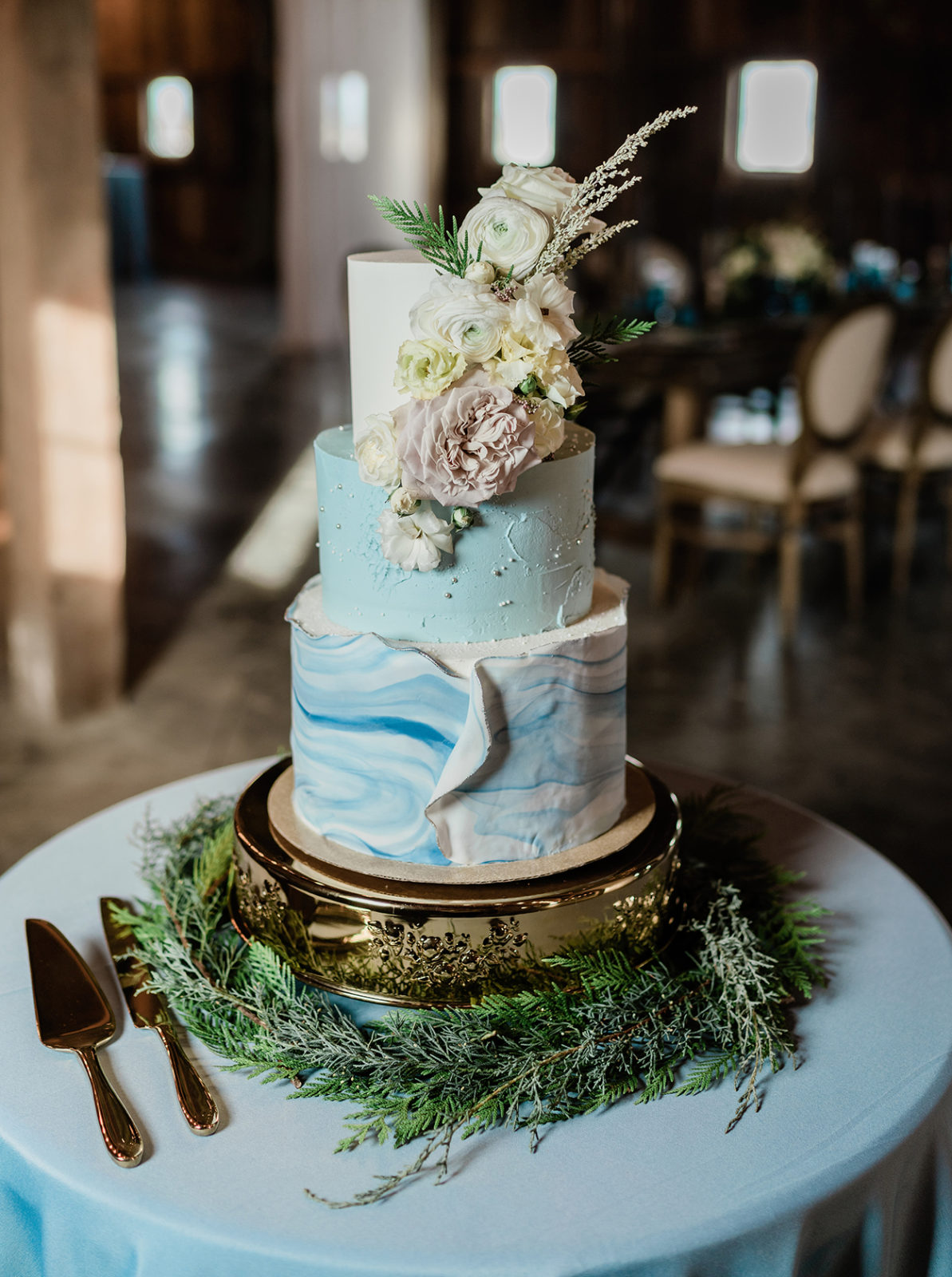Blue marbled cake with floral details for a romantic wedding
