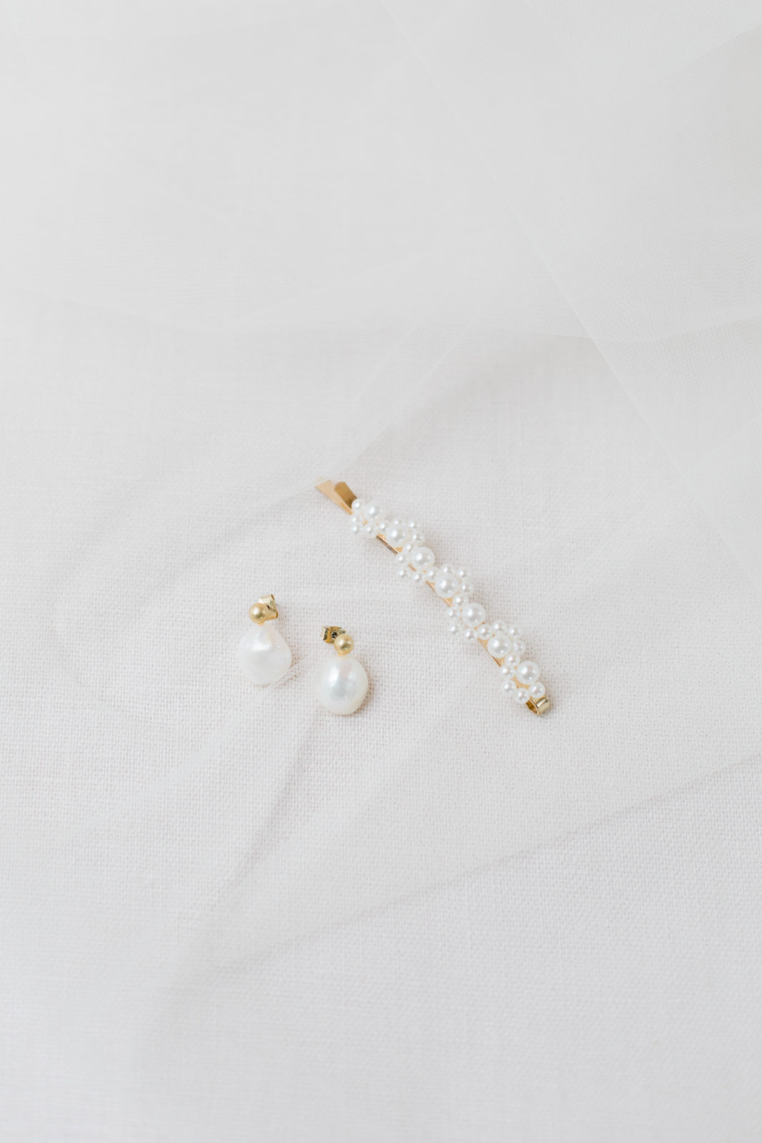 Classic pearl bridal jewelry and accessories