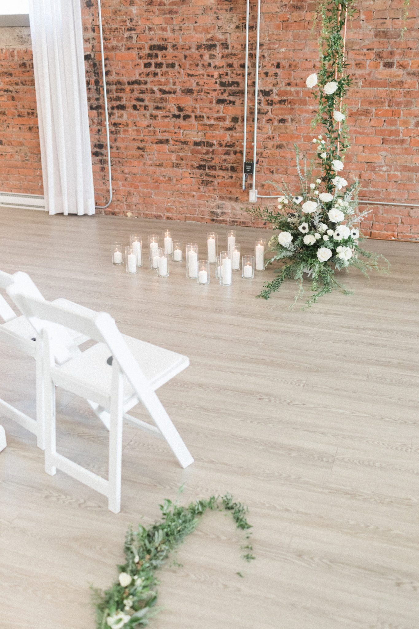 Monochromatic wedding decor inspiration for a contemporary minimony