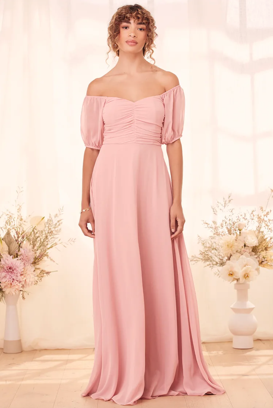 Bridesmaid dress of woven chiffon that shapes a sweetheart neckline