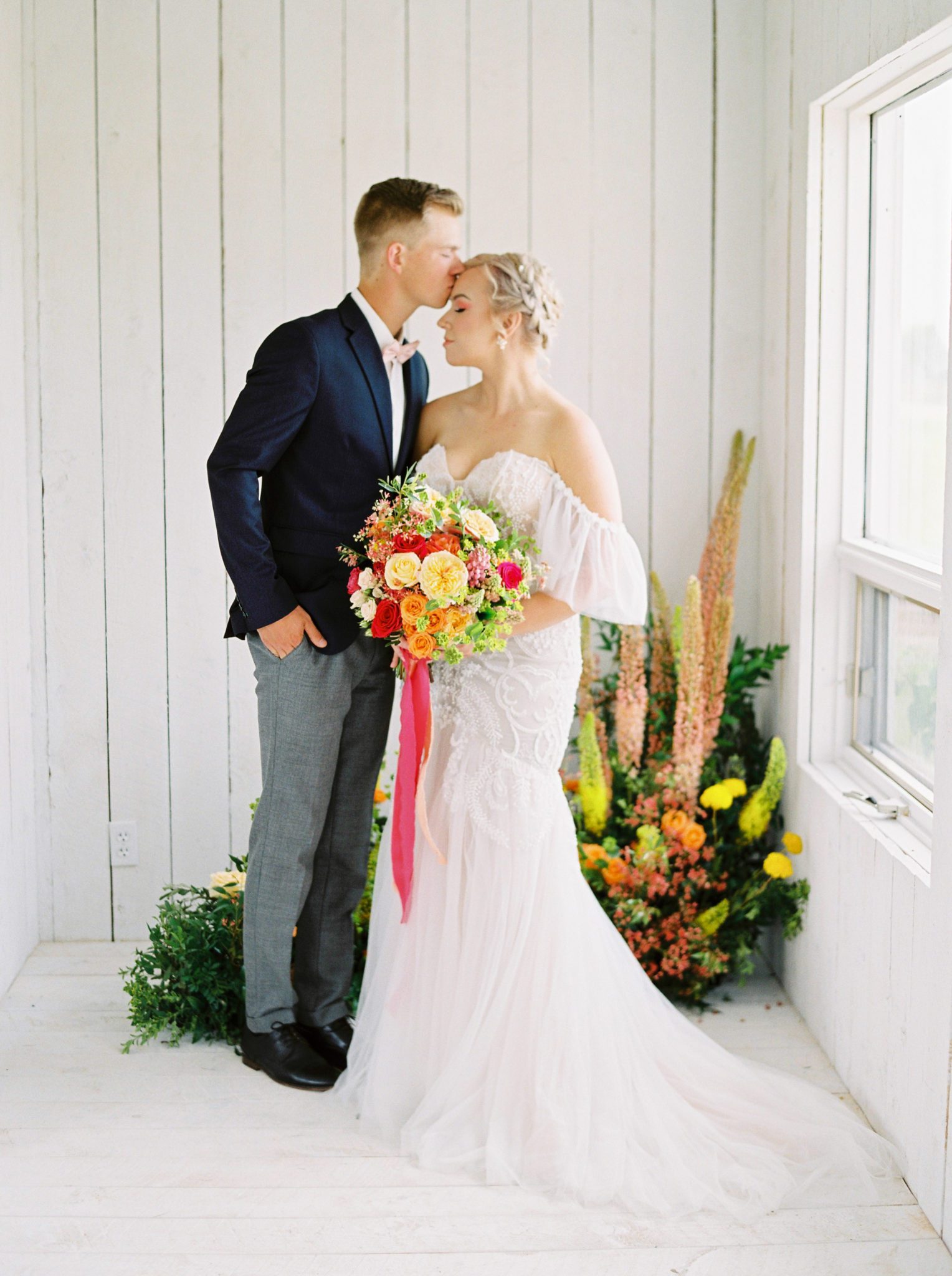 Farmhouse Chic: A Vibrant Wedding Inspiration Shoot at the Gathered | Brontë Bride Blog