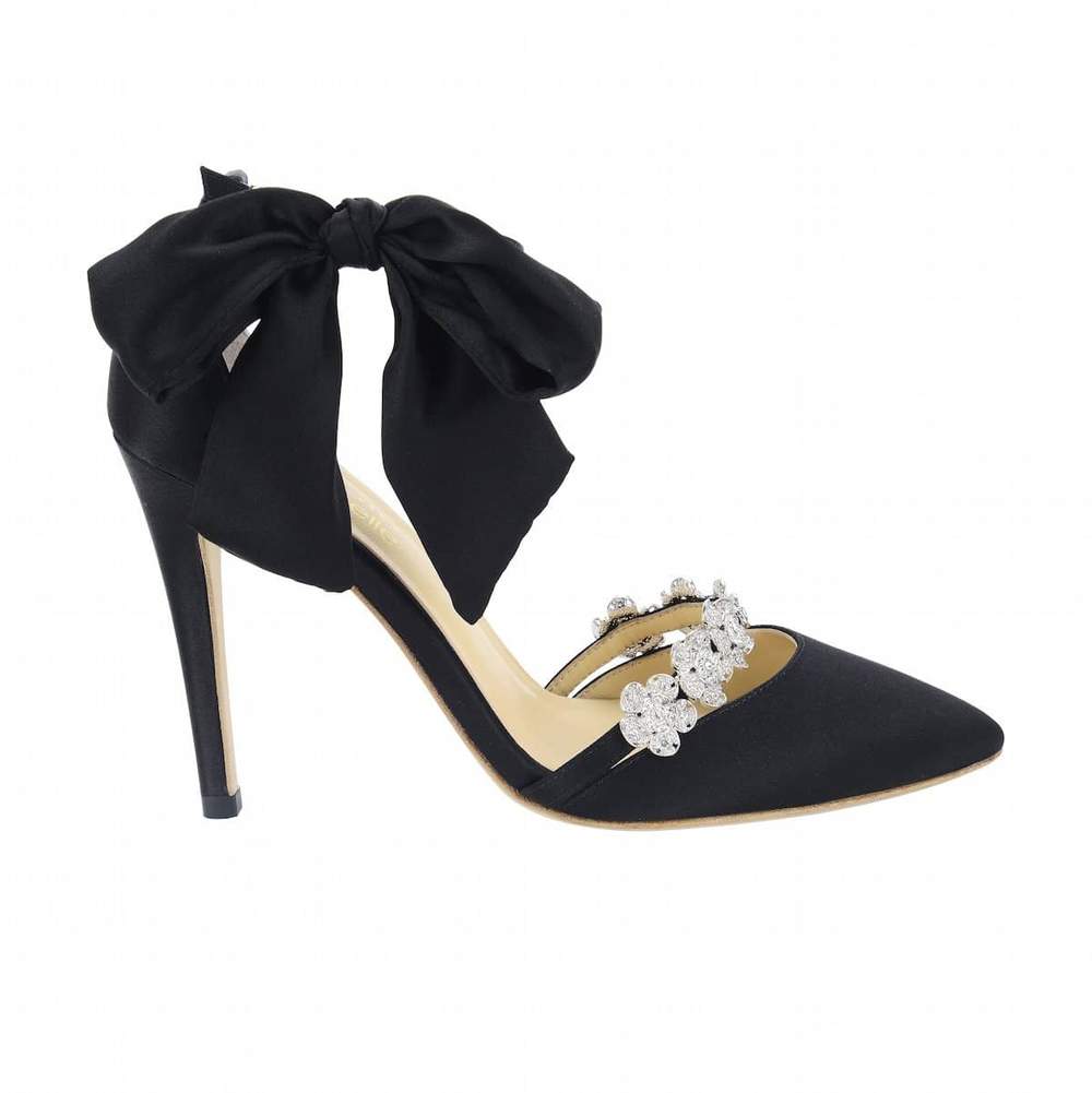 Black high heel for the edgy bride
