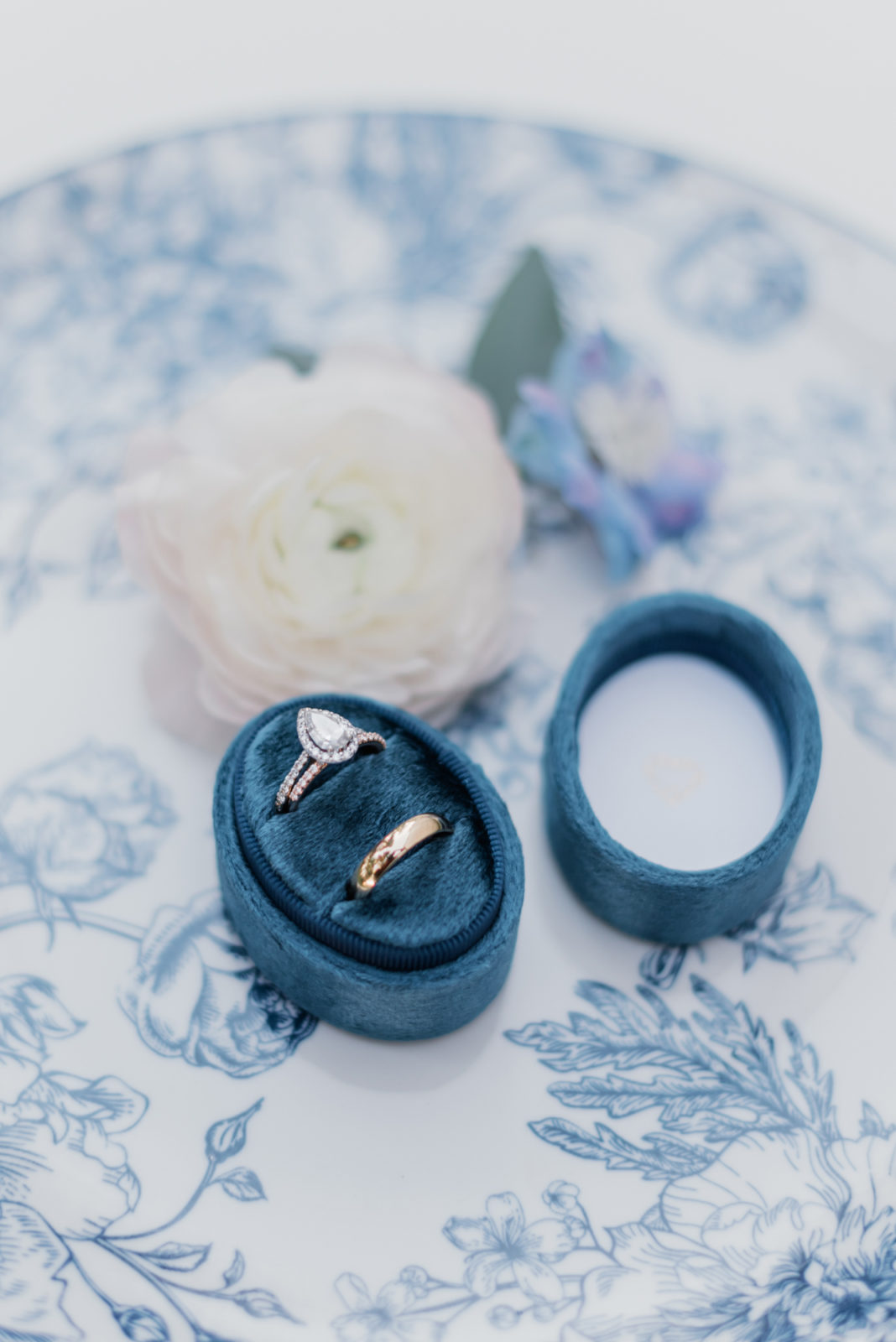 Oval velvet blue ring box for wedding day details