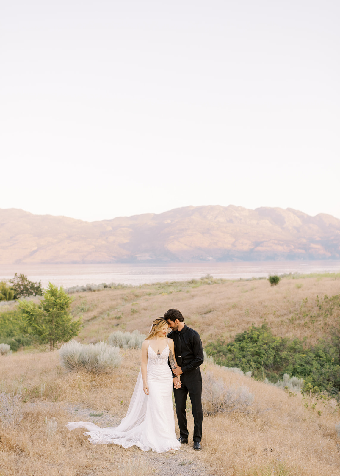 Sunset mountain portraits of elegant bride and groom
