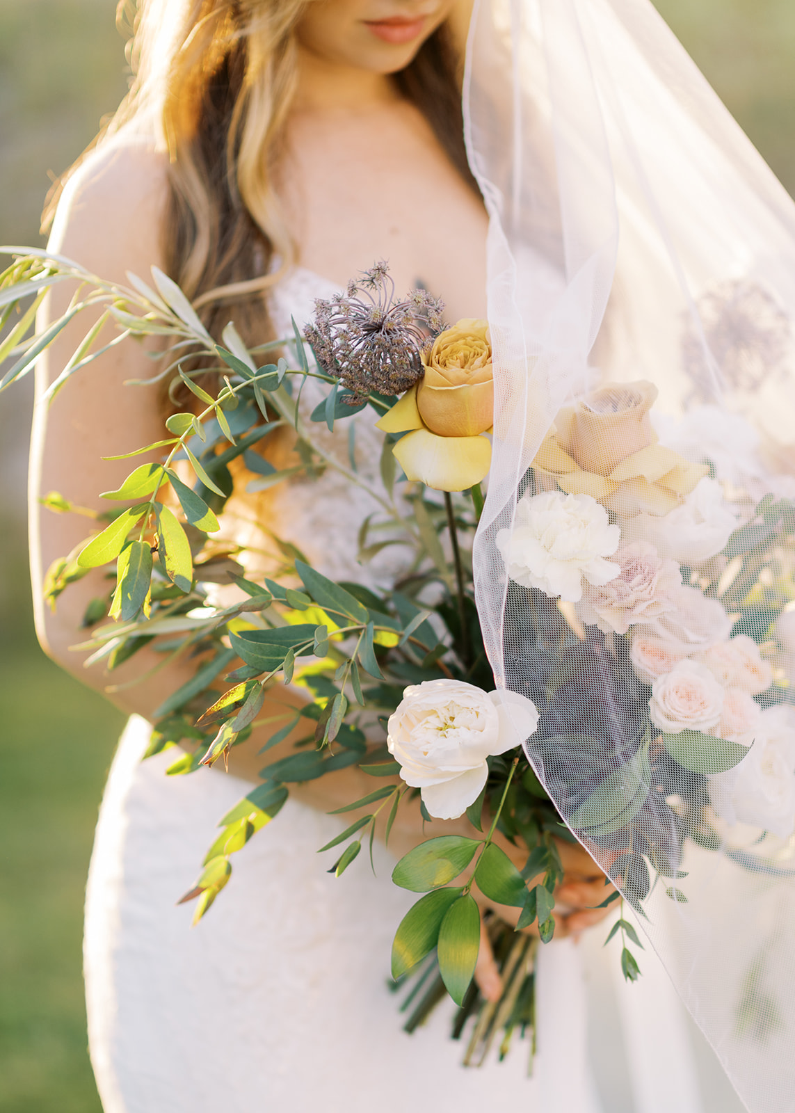 Golden roses in this bridal bouquet inspiraiton