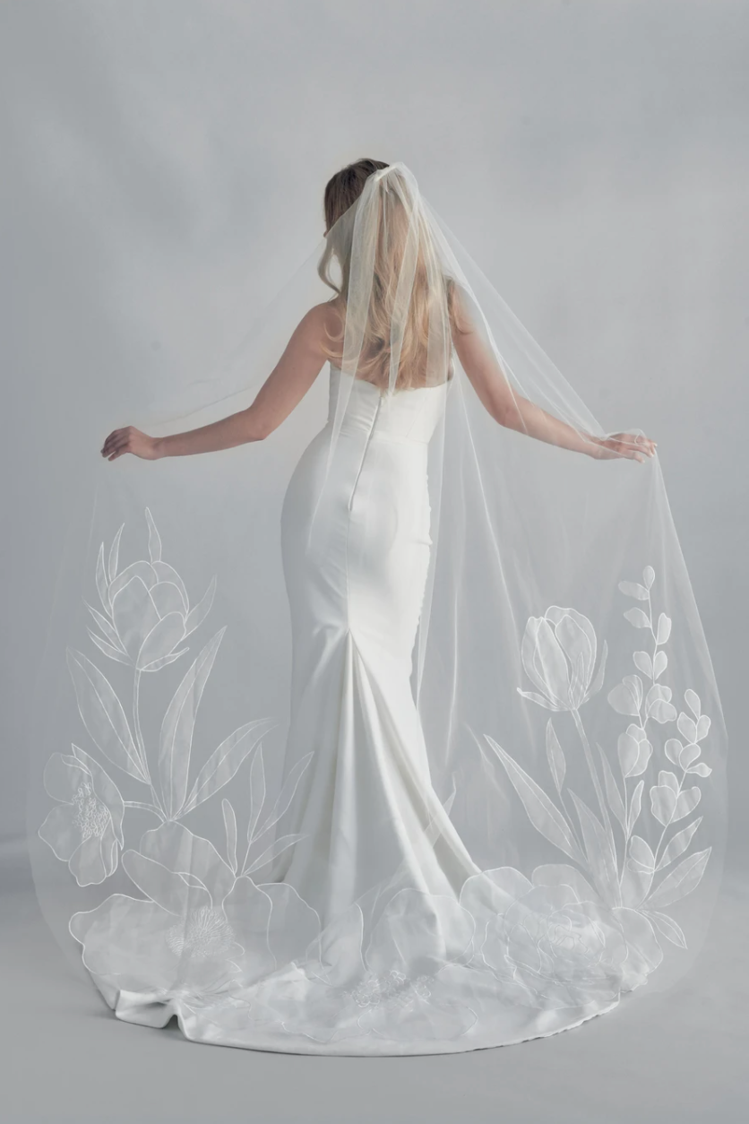 Bridal veil with tulips and floral embroidery 