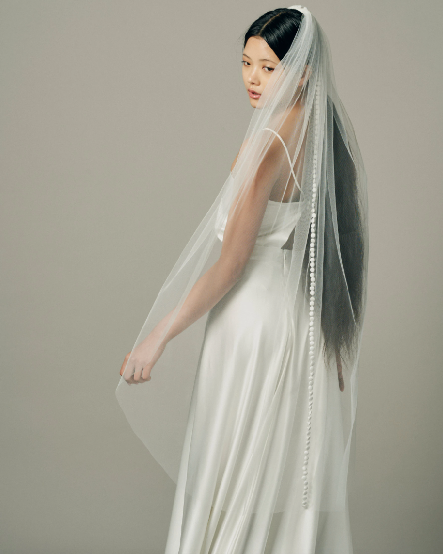 Bridal veil with buttons on english tulle