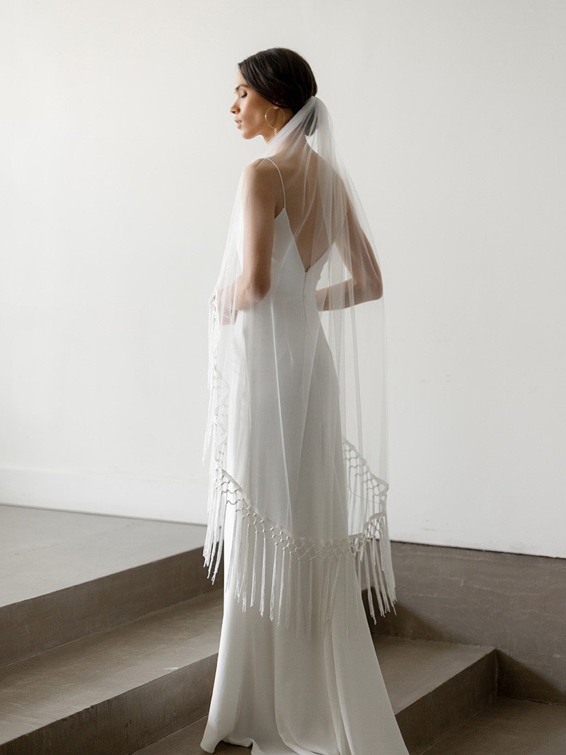 Unique veil with contrast fringe