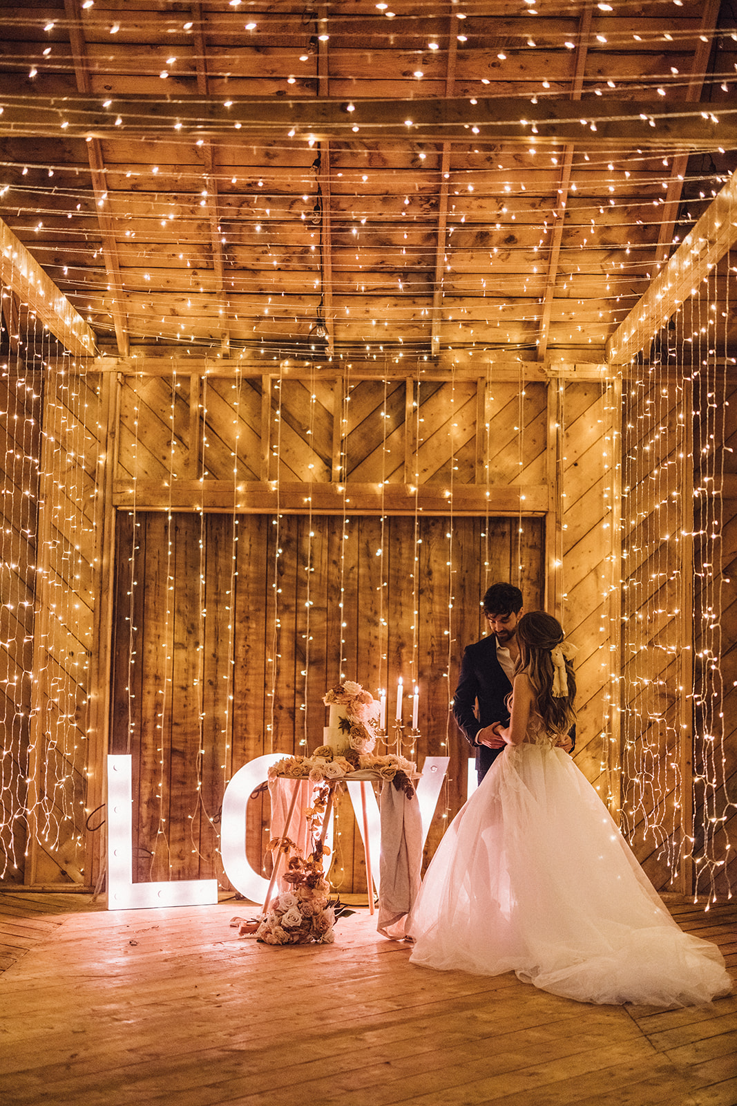 Pampas Grass, String Lights, and A Dramatic Sunset Ceremony Make This New Venue's Debut Feature More Than Memorable