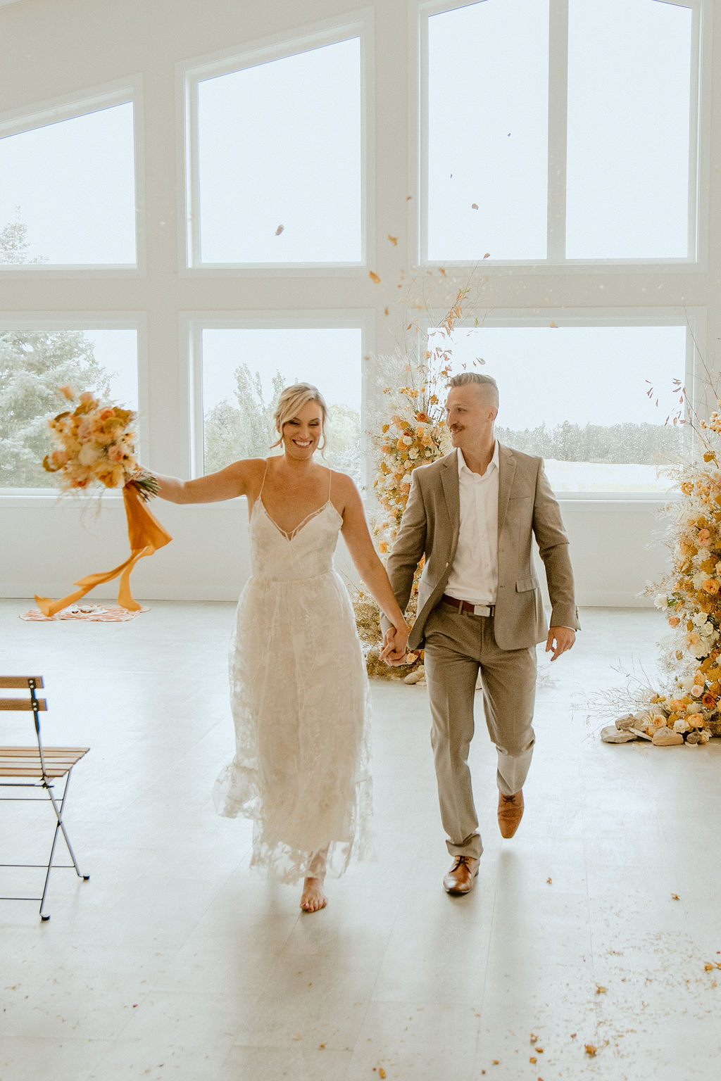 Embracing fall decor on your wedding day with leaves and a fall colour palette