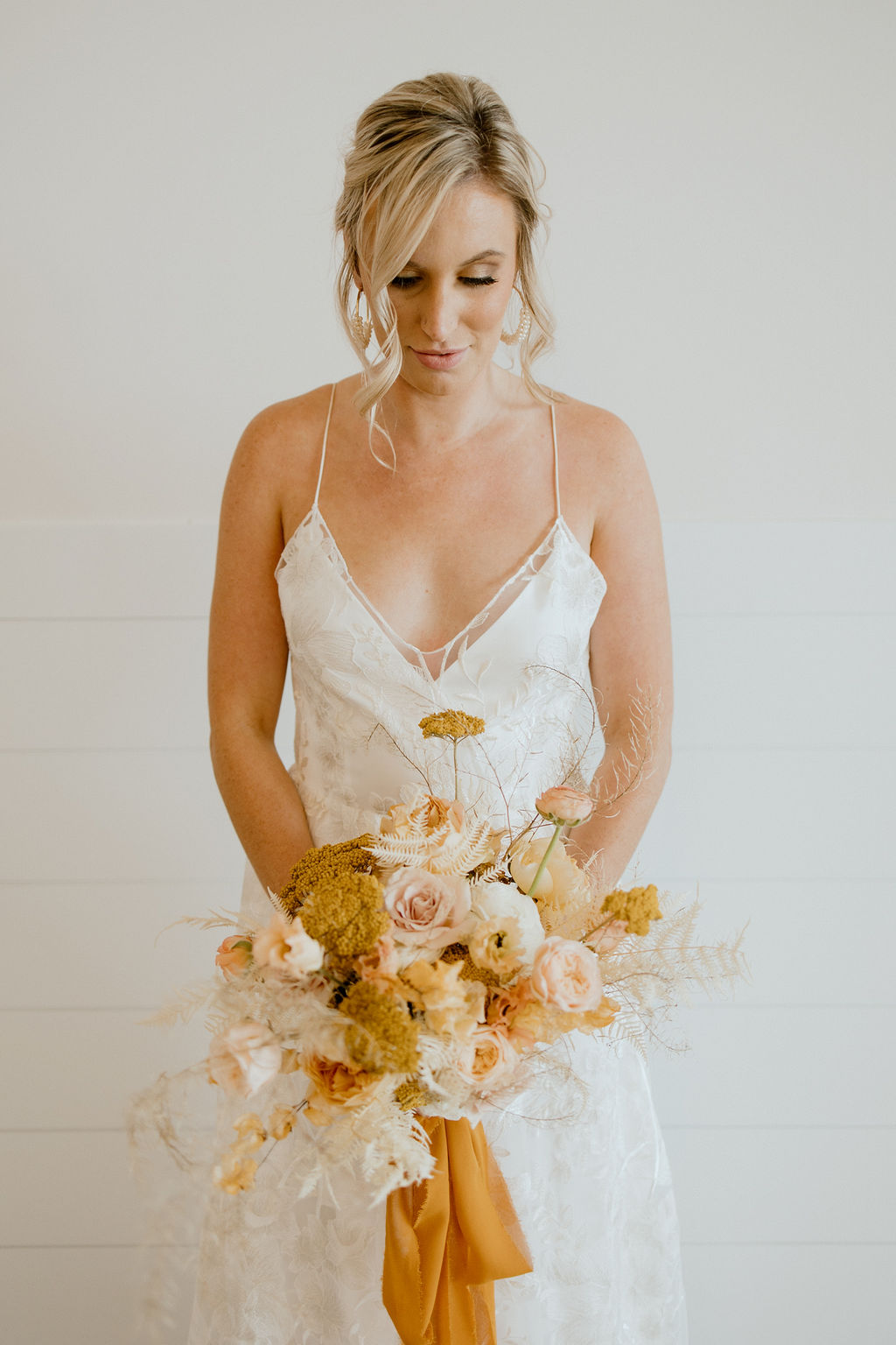 Fall wedding attire and bouquet for the fashionable autumn bride