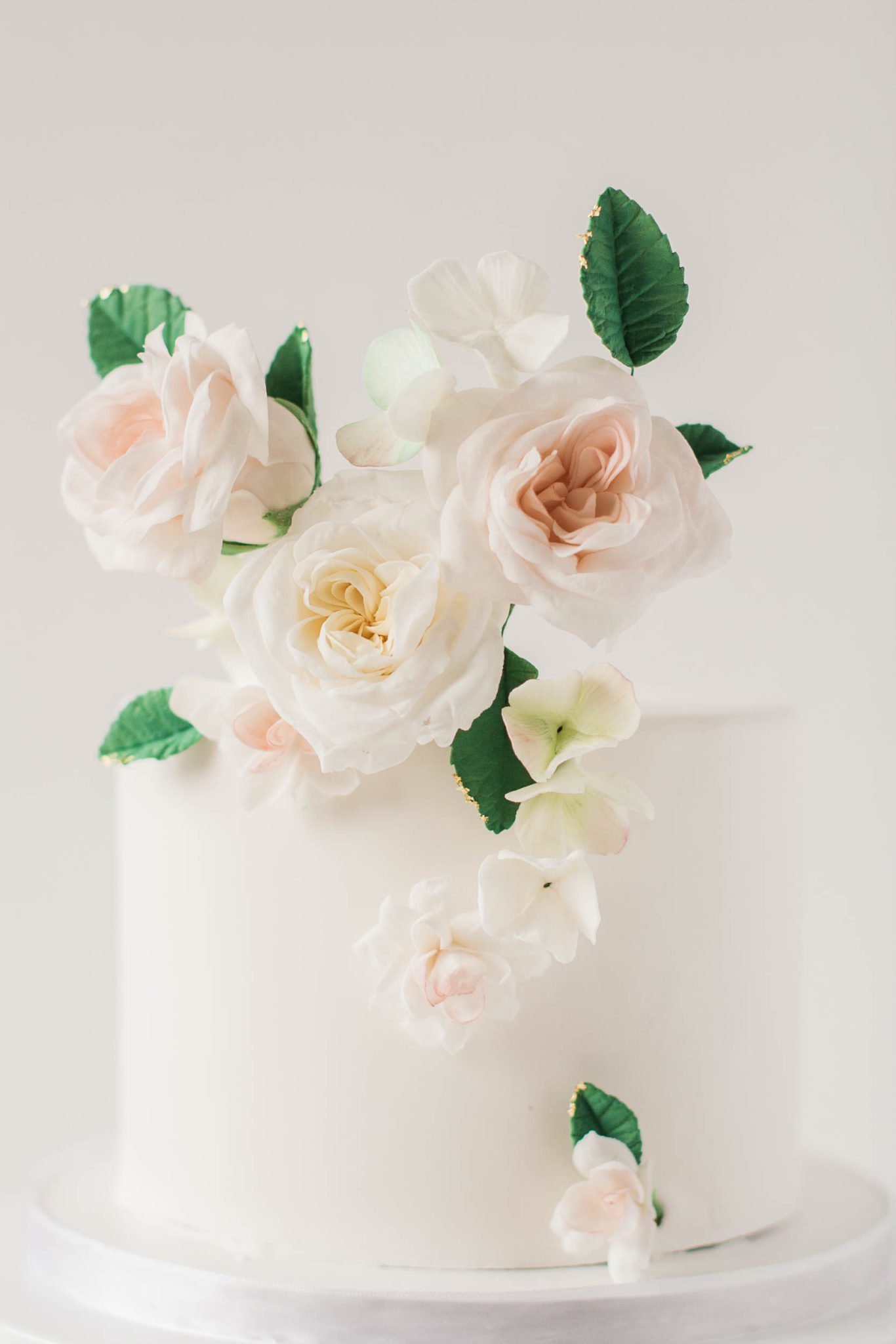 One-tier sugar flower wedding cake