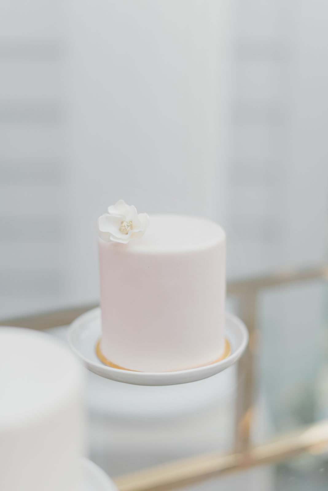 One-tier wedding cakes too cute to eat!