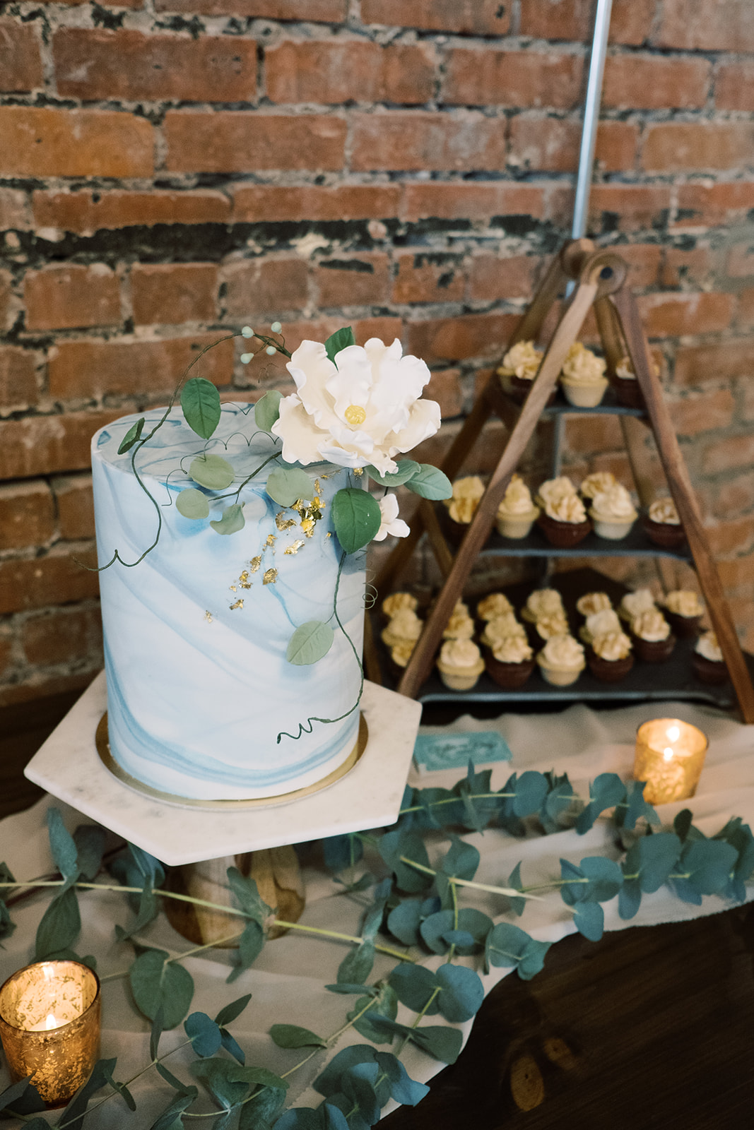 Blue marbled single-tier wedding cake