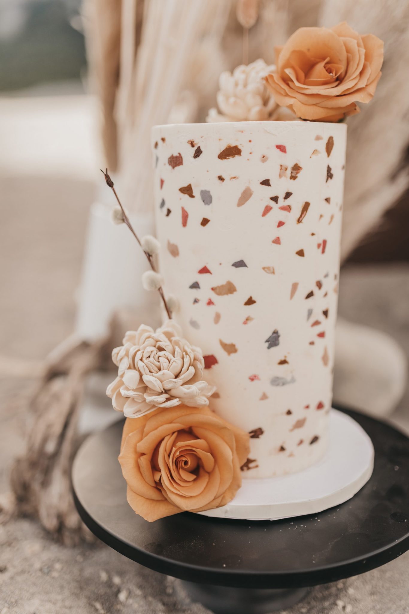 25 Small But Beautiful One-Tier Wedding Cakes Featured by Brontë Bride