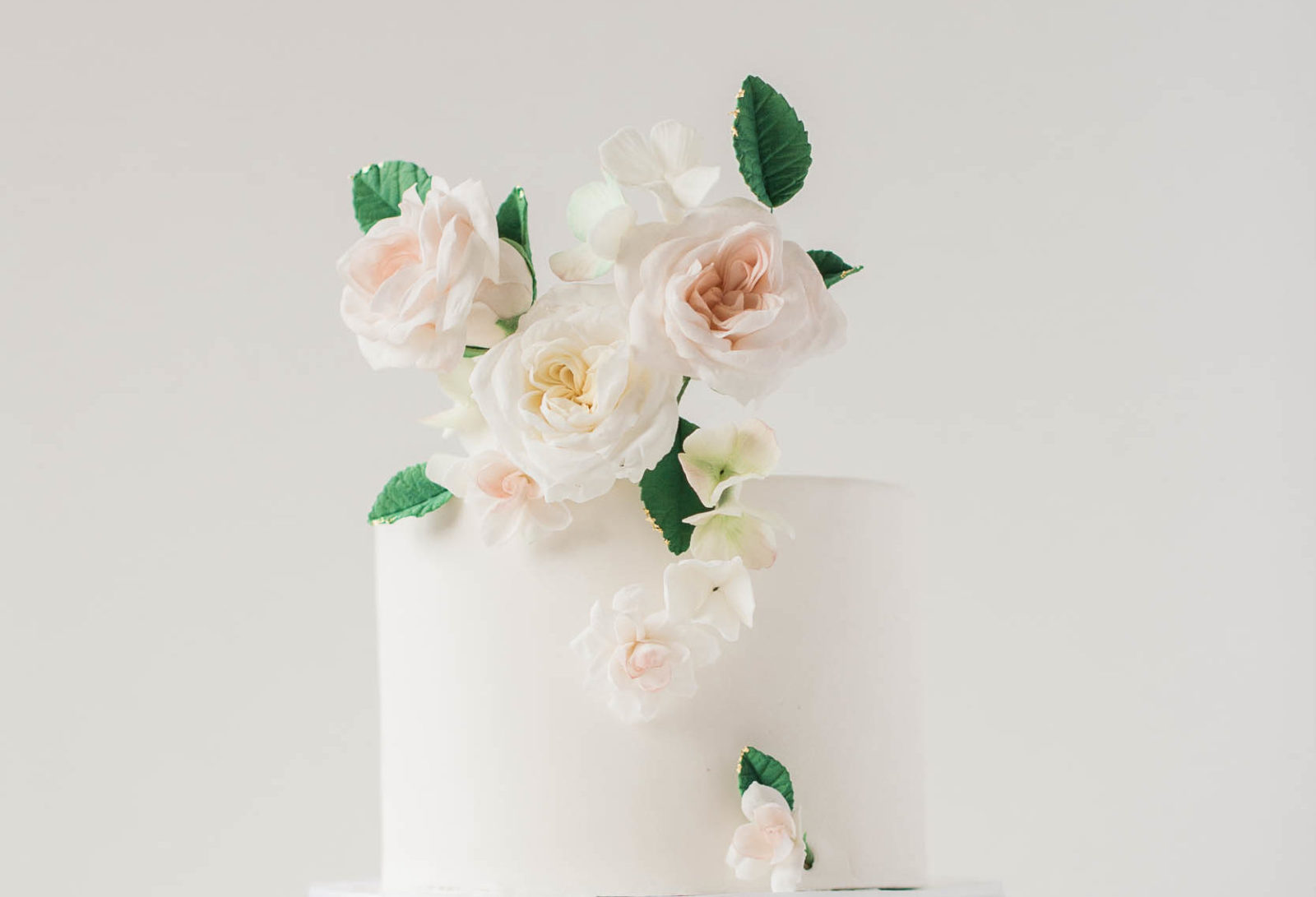 25 Small But Beautiful One-Tier Wedding Cakes Featured by Brontë Bride
