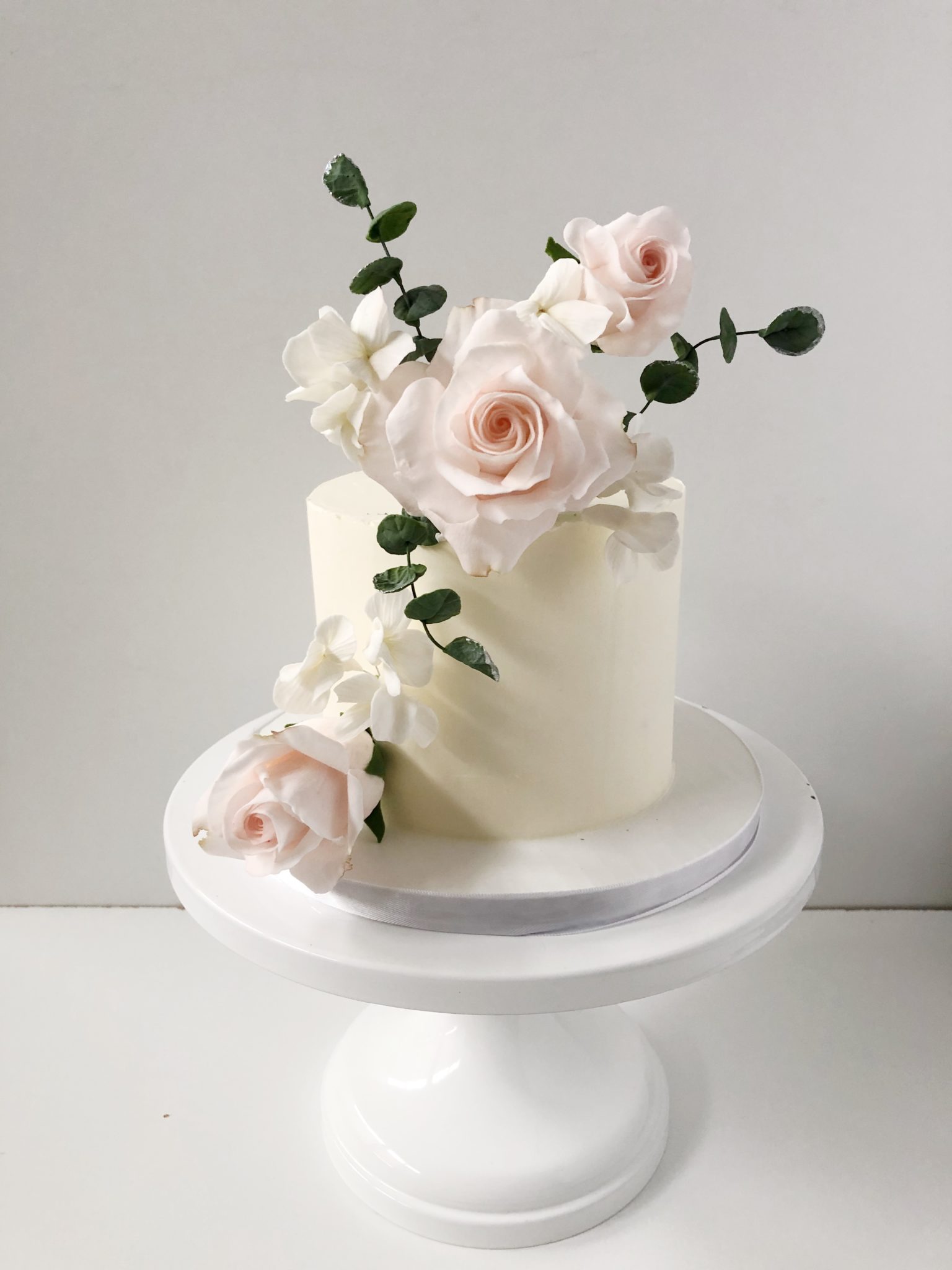 Cute one-tier cake with blush sugar flowers