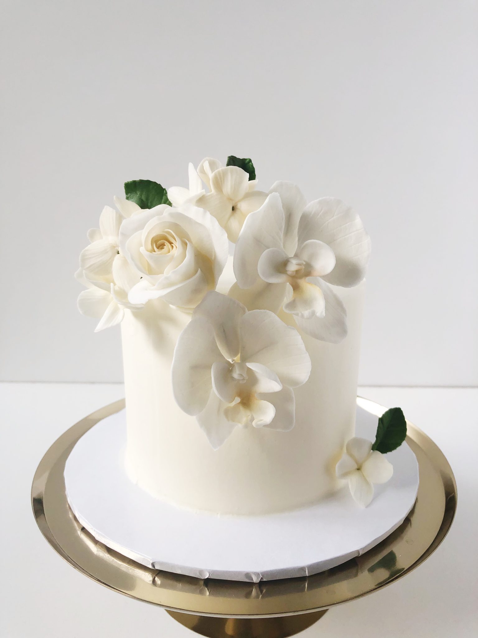 Sugar orchids on a white single-tier wedding cake