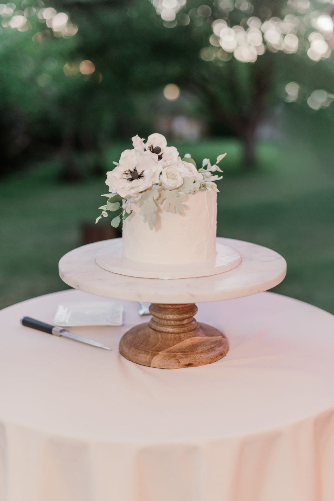 Garden party inspired cute one-tier wedding cake