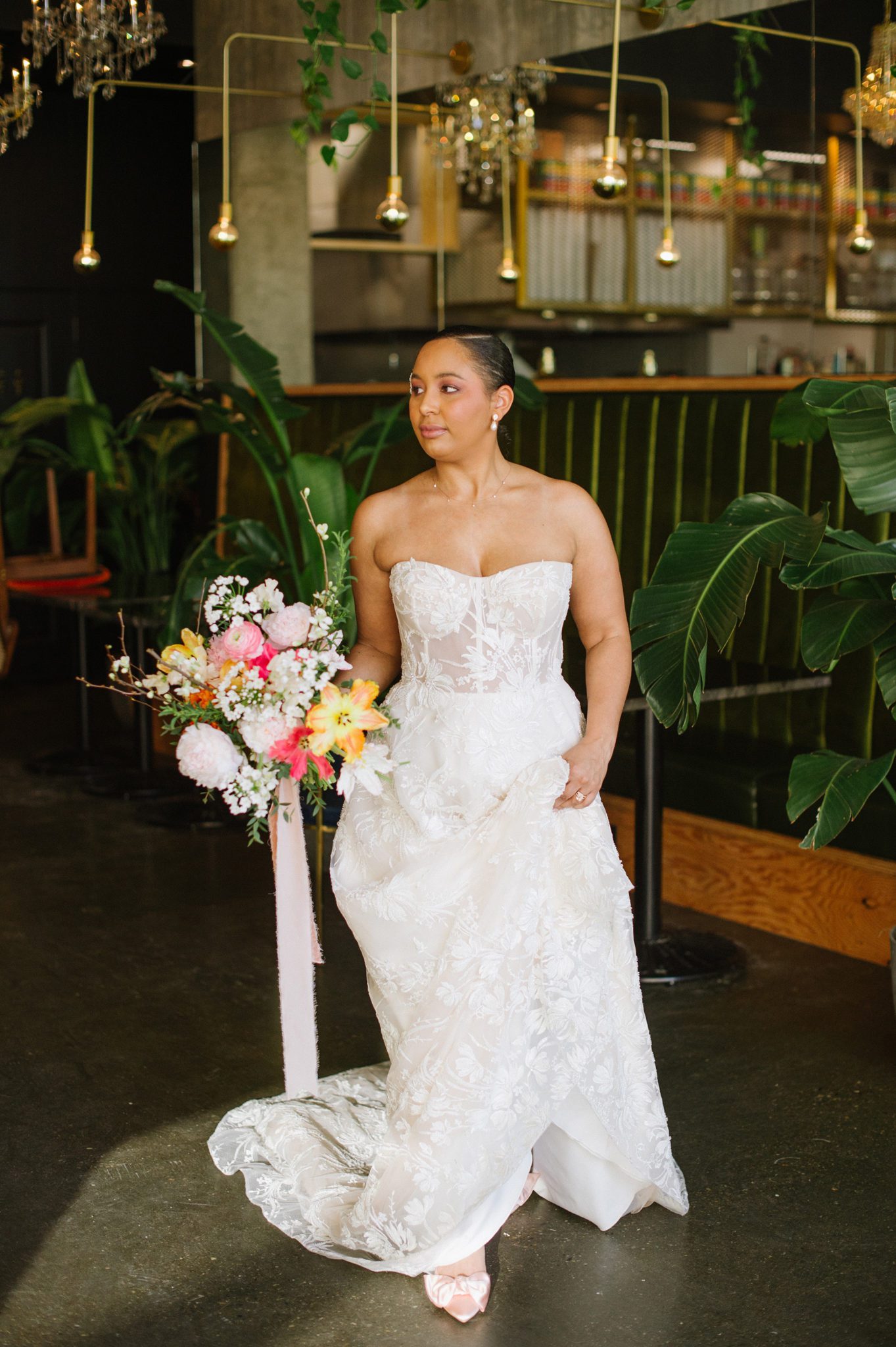Bridal style for an indoor wedding ceremony with tropical inspiration