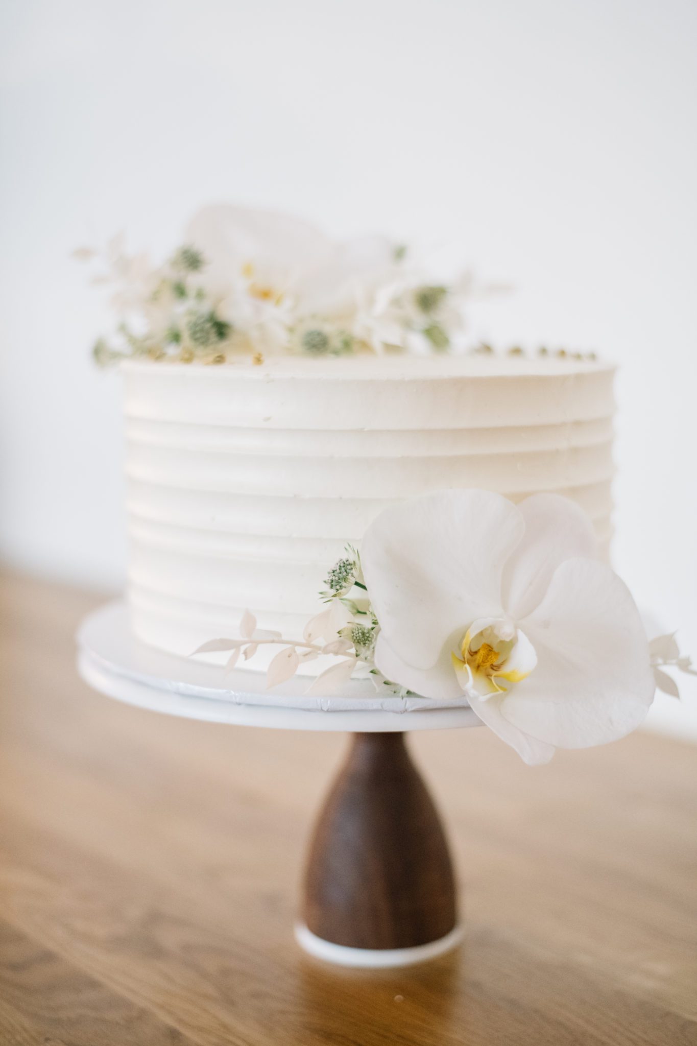 One-tier wedding cake perfect for an elopement or small wedding
