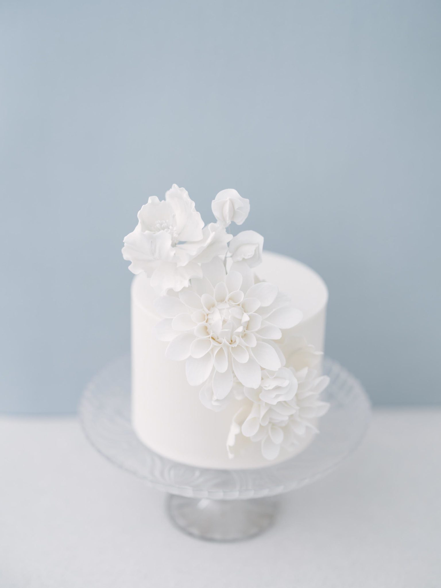 Cute one-tier sugar flower cake perfect for a small wedding or elopement