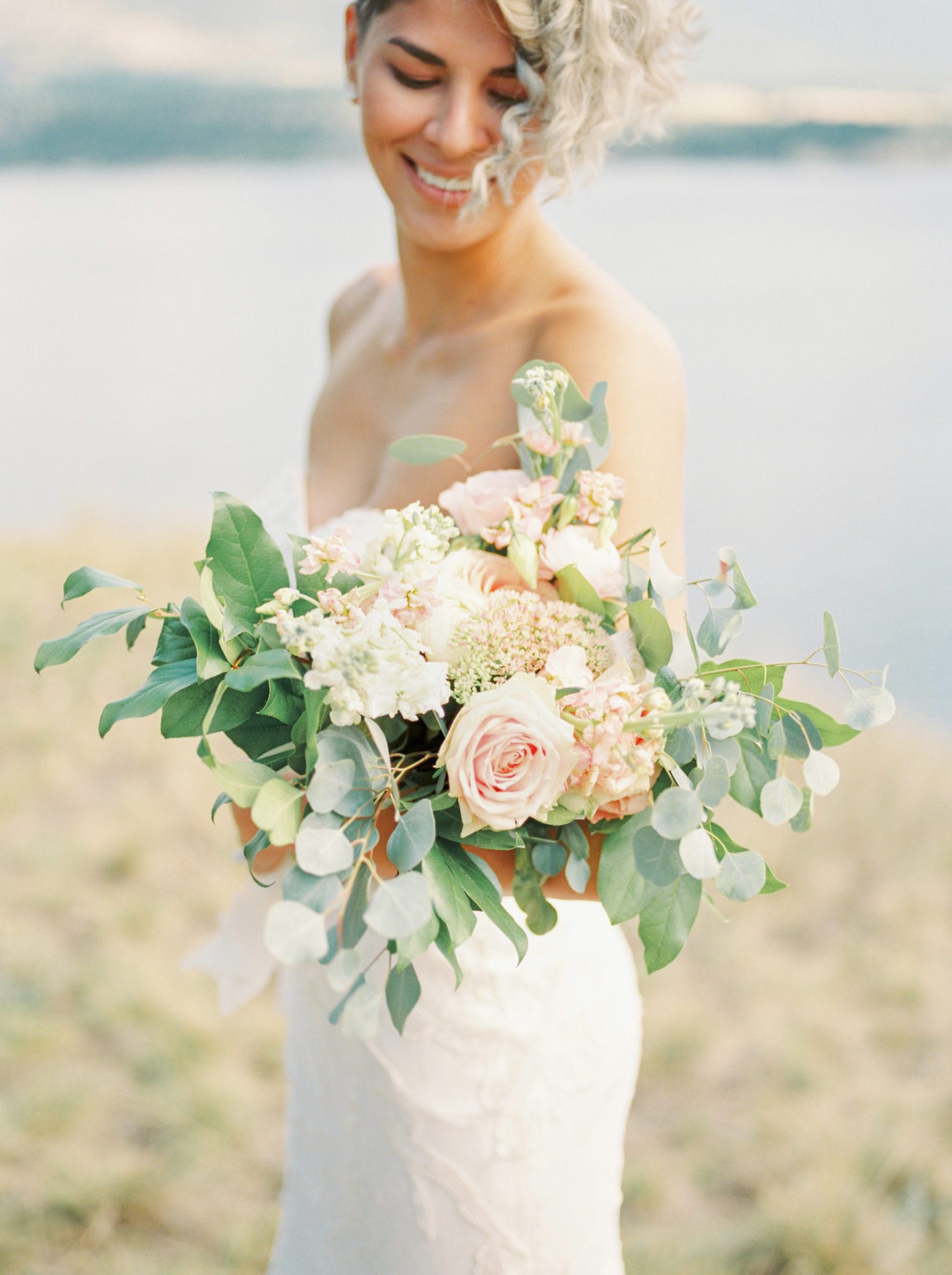 Bridal bouquet inspiration for a light and airy modern wedding