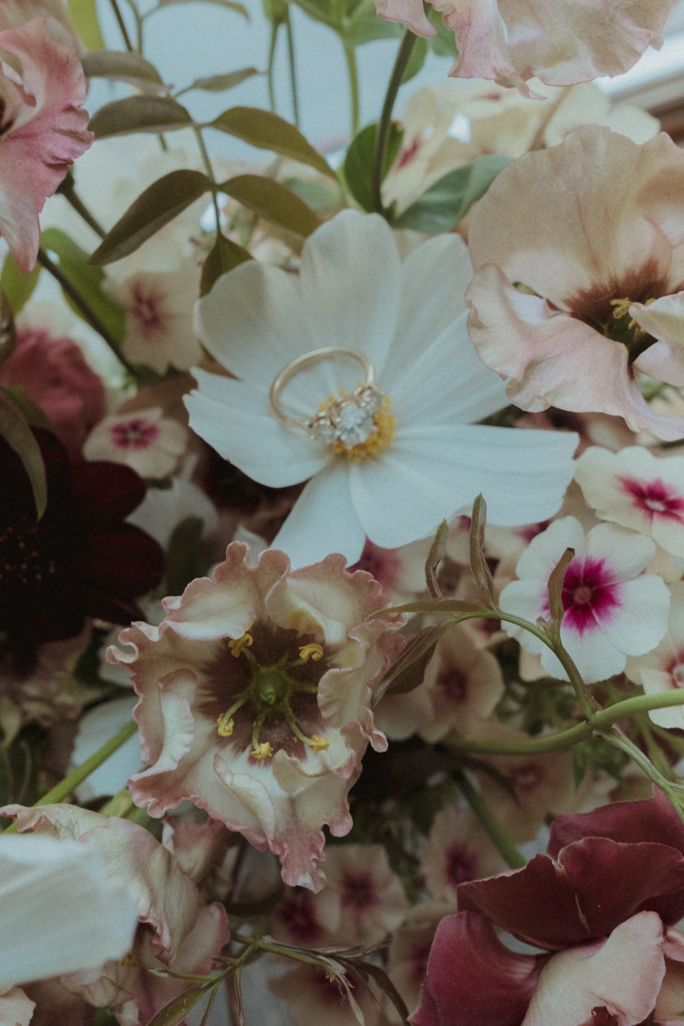 Wedding ring inspiration, Capturing your wedding ring with bouquet
