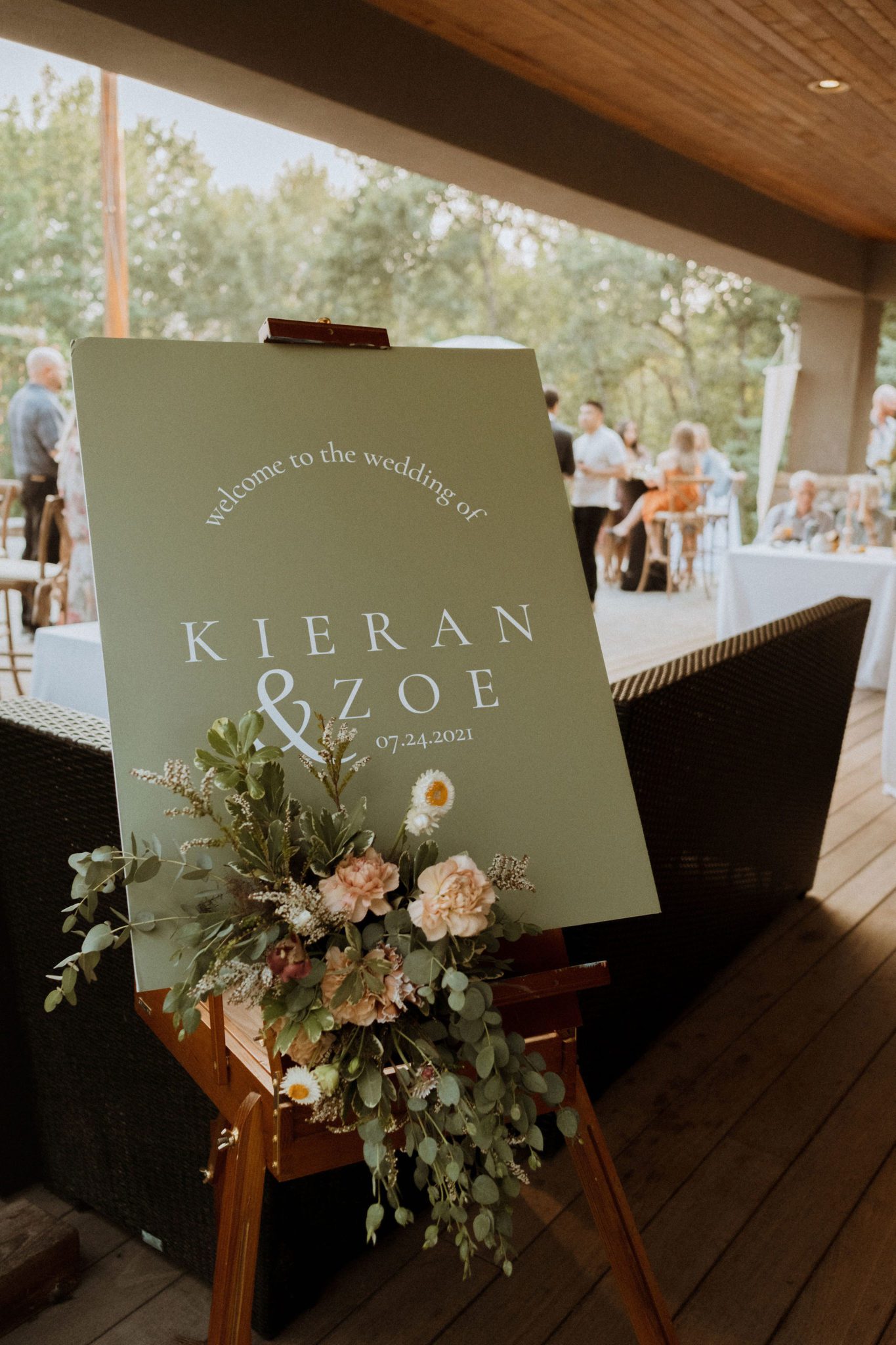Unique wedding welcome sign ideas, welcome sign with fresh floral bouquet