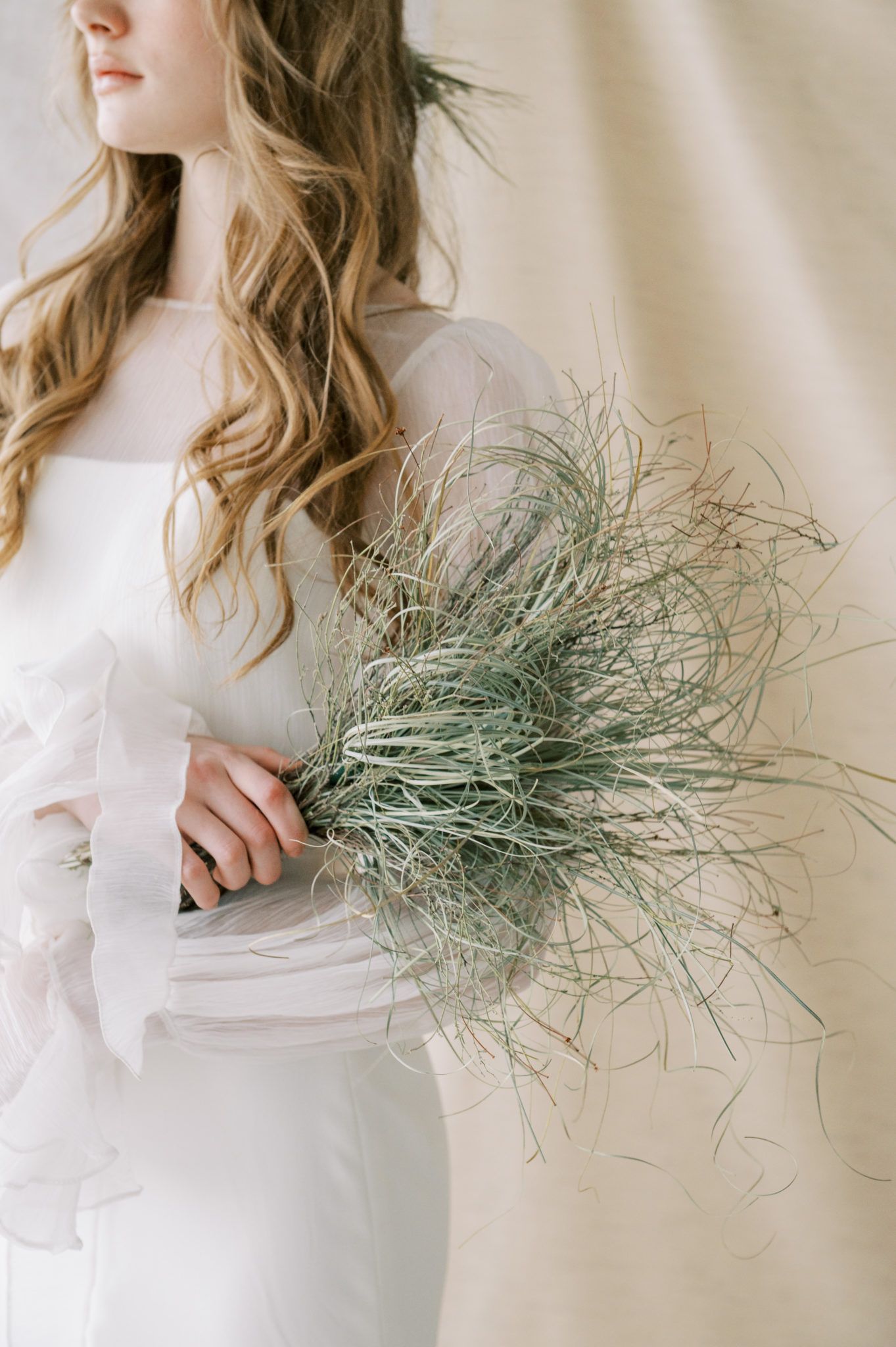 Boho chic bridal trend with dried grass bouquet in Calgary.