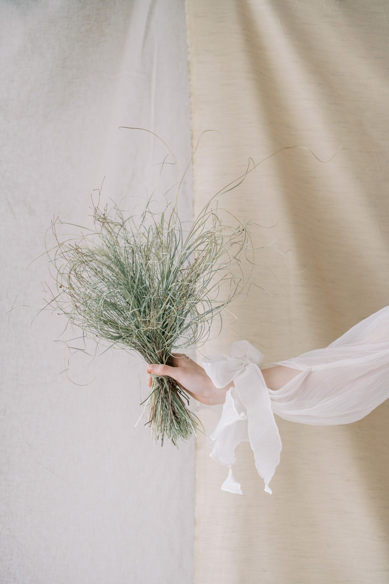 Unique bouquet inspiration with dried grasses in boho theme