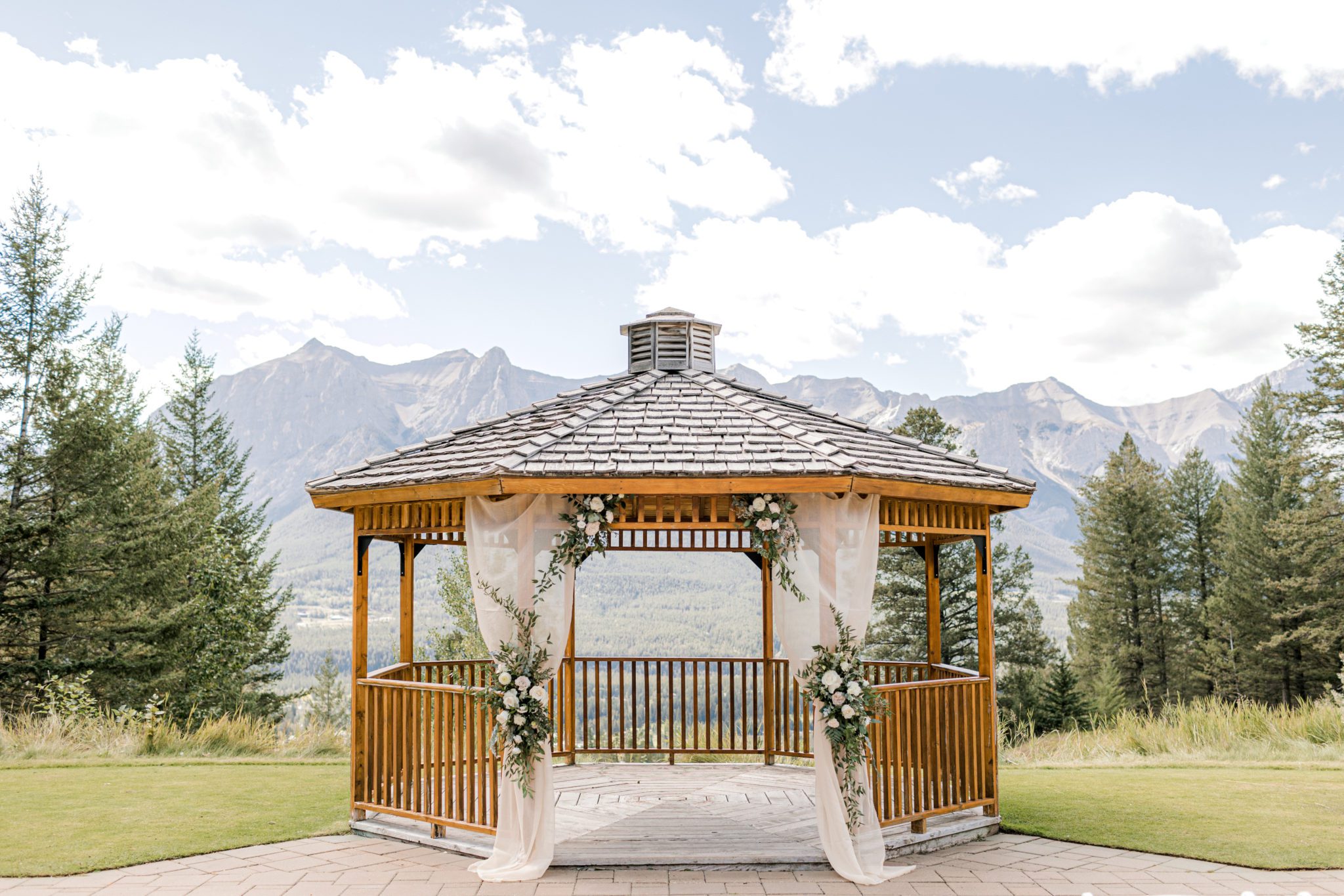 This Intimate Canmore Wedding Features A Classic Pairing of Green & Blush