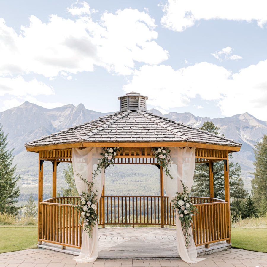 This Intimate Canmore Wedding Features A Classic Pairing of Green & Blush